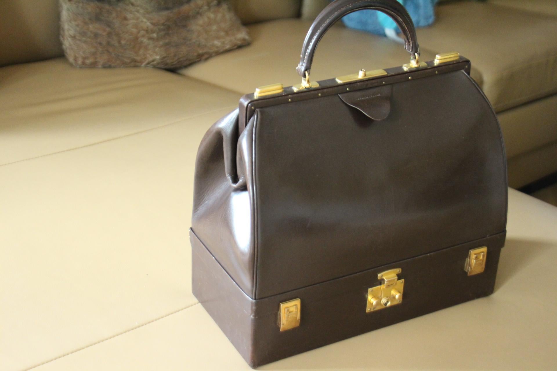 Le Sac Mallett d'Hermès a été conçu à l'origine dans les années 1920. Très inhabituel, cette pièce exceptionnelle est un must pour tous les collectionneurs d'Hermès. Il se compose d'un magnifique cuir de veau de couleur chocolat foncé. Des fermoirs