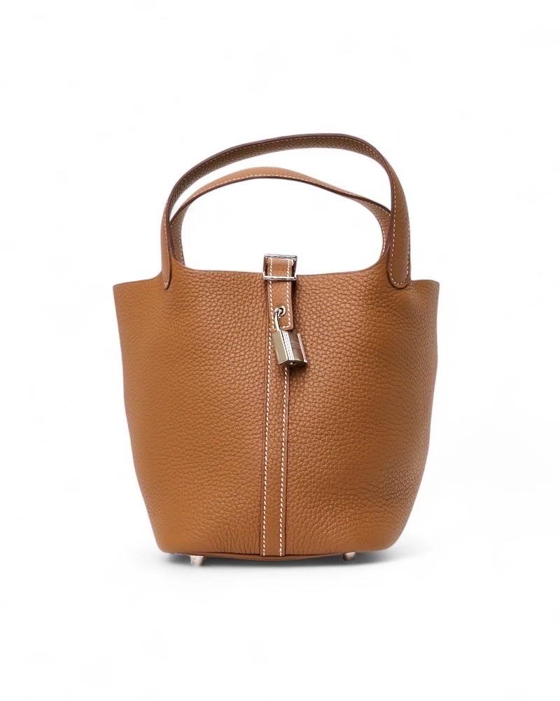Hermès Tasche, Modell Sac Picotin in Größe 18, gefertigt aus Pelle Clemence in der Farbe Gold mit silbernen Beschlägen. Mit einer großen Öffnung mit zentraler Schale und einem inneren Verschluss, der innen mit einem Ton in Ton gerippt ist, ist die