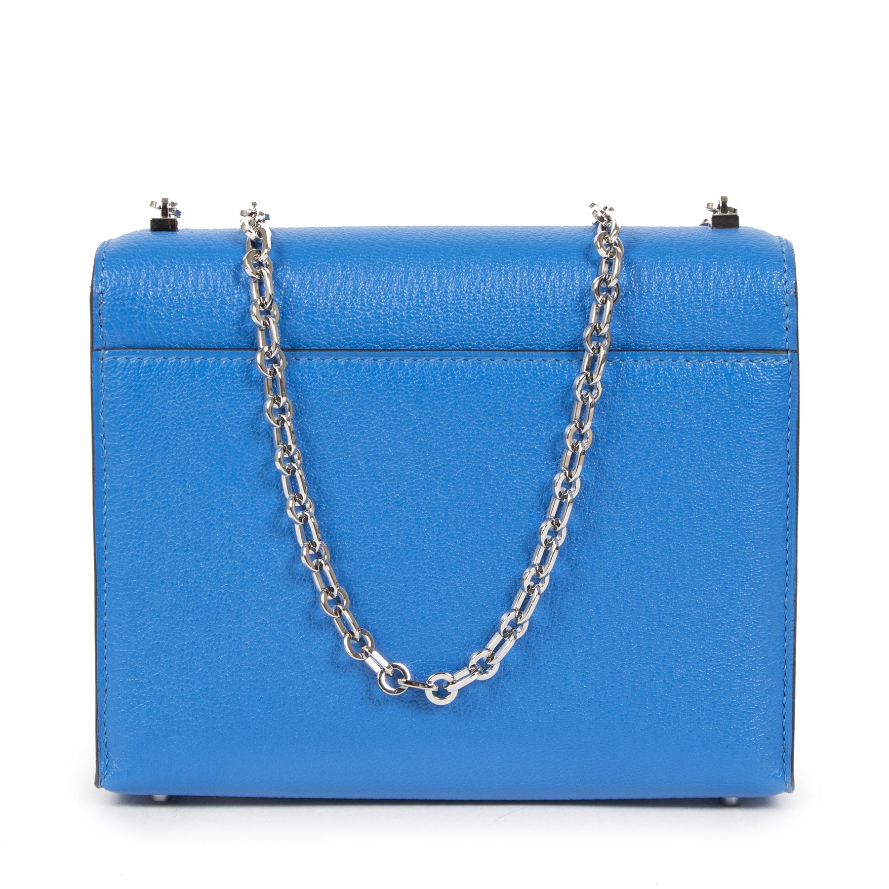 Brand new never worn

Hermès Sac Verrou Chaine Mini Chevre Mysore 17 Bleu Hydra

This gorgeous Verrou Chaine Mini Bag by Hermès is a true beauty, featuring palladium silver-tone hardware and a chain shoulder strap. The bag is finished with a plated