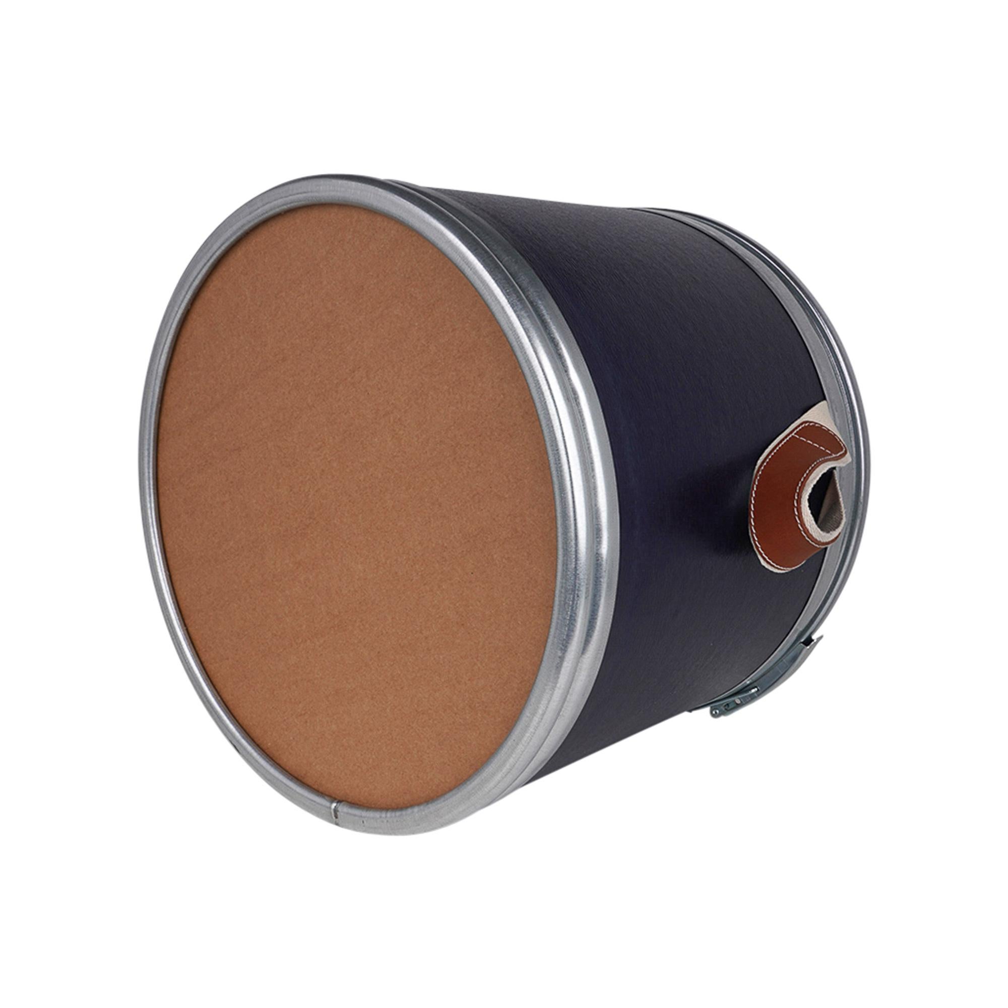 Scatola Hermes Saddle Blu in carta kraft riciclata e alluminio in vendita 5