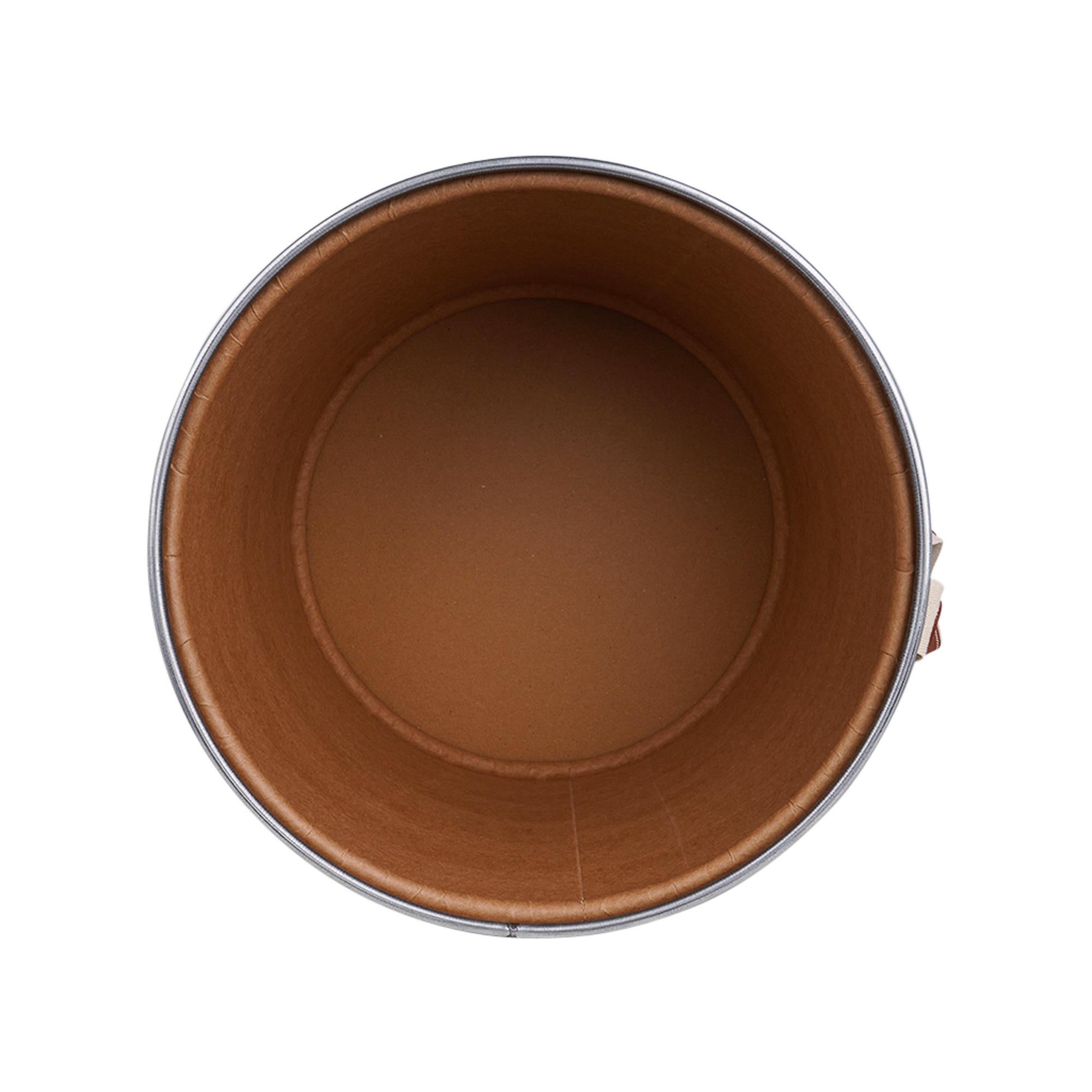 Scatola Hermes Saddle Blu in carta kraft riciclata e alluminio in vendita 6