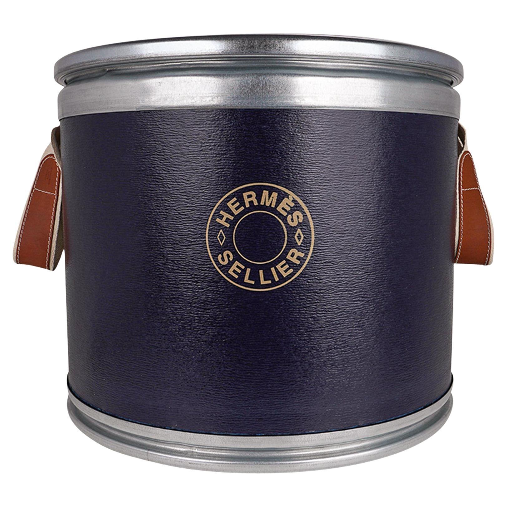 Scatola Hermes Saddle Blu in carta kraft riciclata e alluminio in vendita