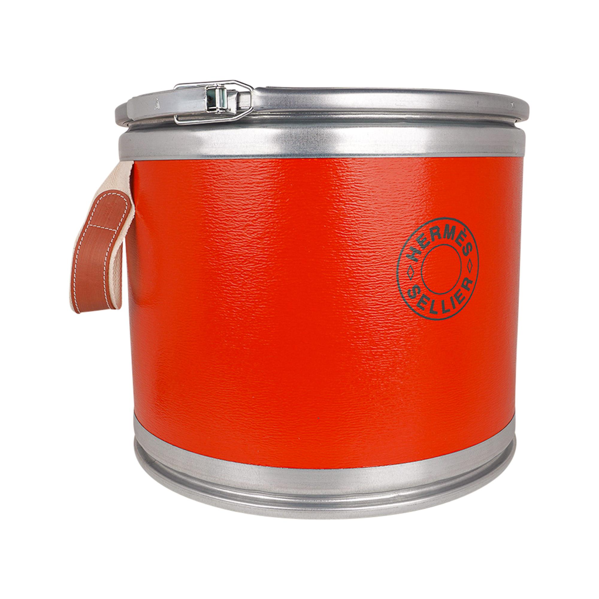 Sattelschachtel aus orangefarbenem recyceltem Kraftpapier / Leder / Aluminium von Hermès, neu (Rot) im Angebot