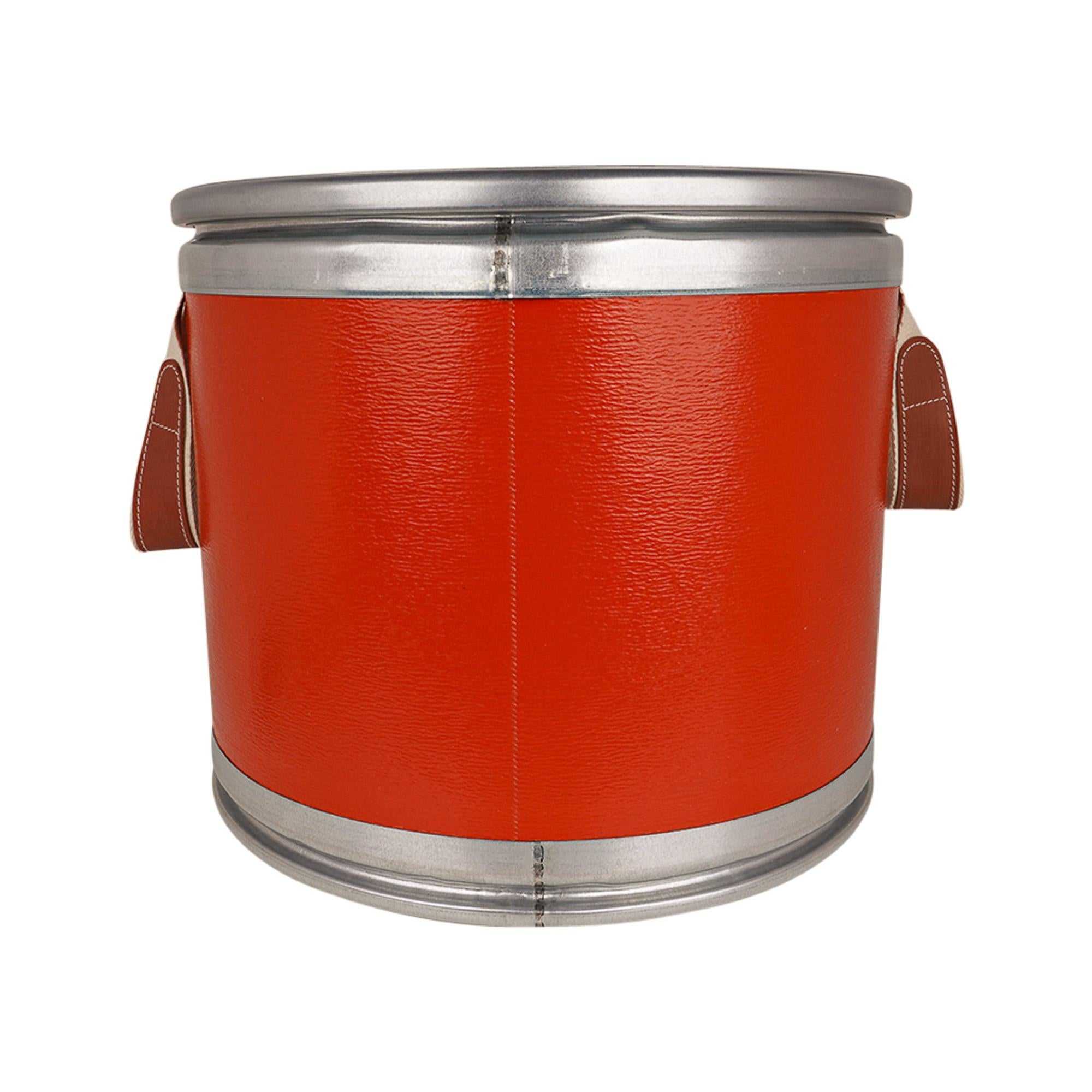 Sattelschachtel aus orangefarbenem recyceltem Kraftpapier / Leder / Aluminium von Hermès, neu im Angebot 4