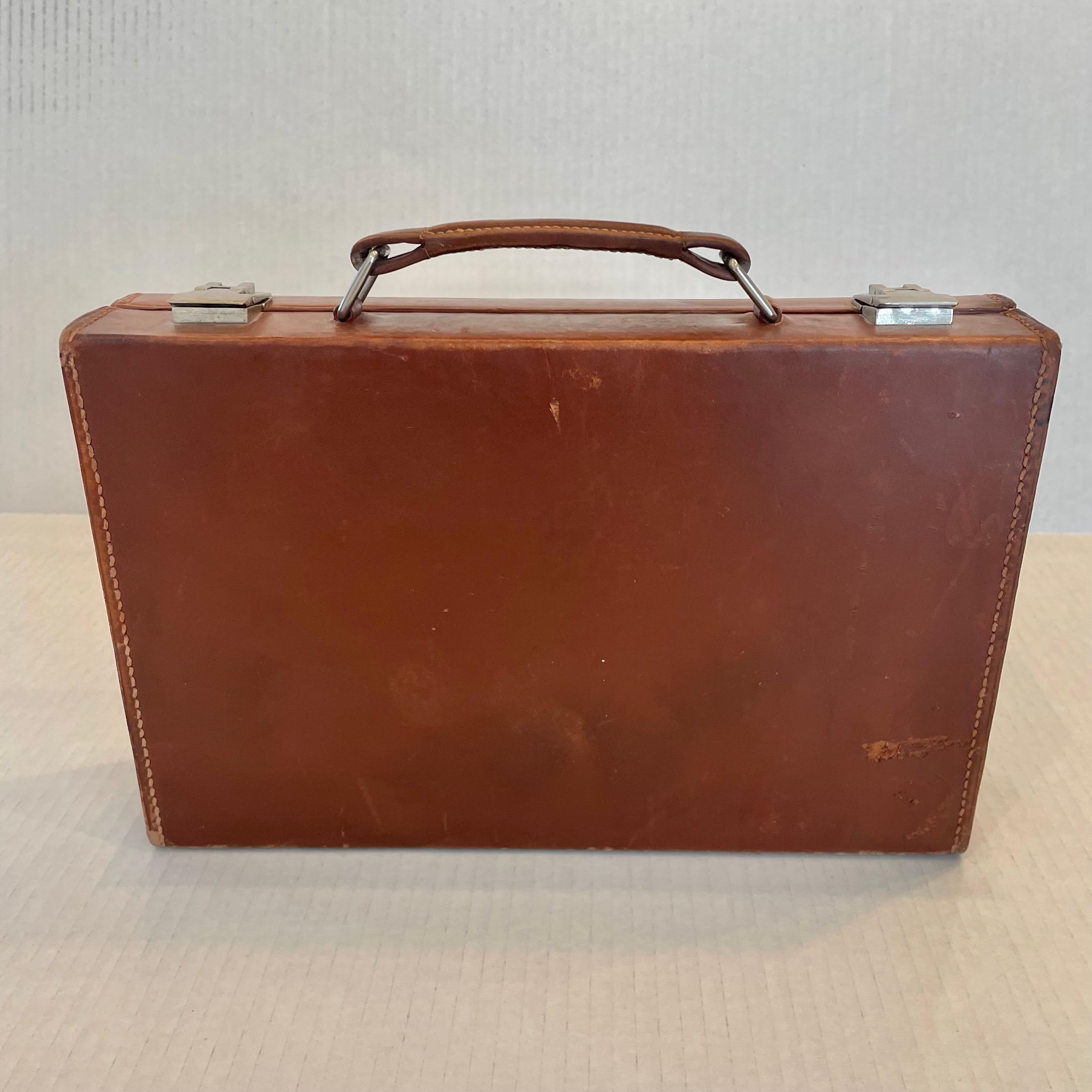 Hermès Saddle Leather Shaving Case, 1950s France In Good Condition For Sale In Los Angeles, CA