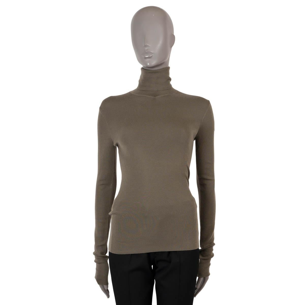 HERMES sage green cashmere FINE-KNIT TURTLENECK Sweater 40 M In Excellent Condition For Sale In Zürich, CH