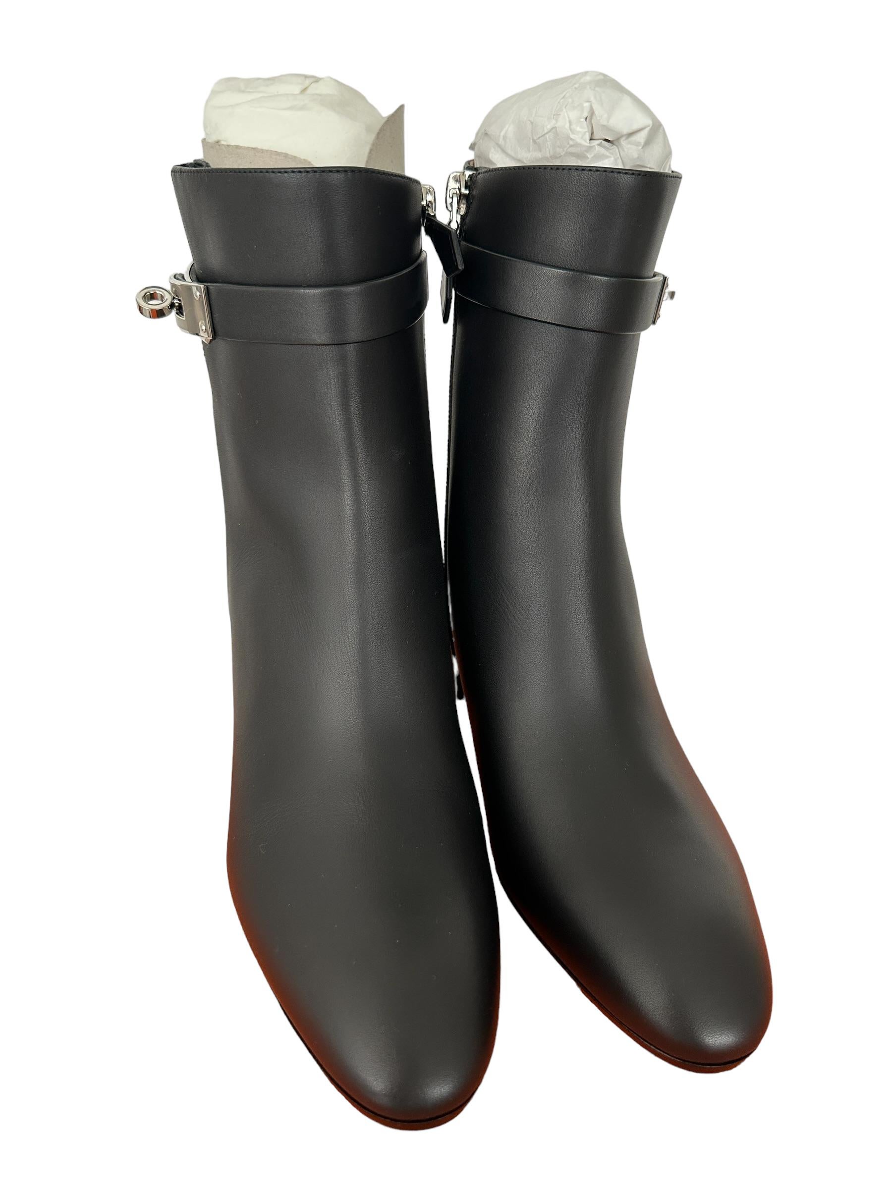 Hermes Black Leather Boot
Saint Germain Ankle Boot
Newest style
So comfortable too!
Size 40
Retail is $2000
The Hermès Saint Germaine boot is a luxury women's ankle boot from the Hermès brand. The boot is crafted from high-quality leather and