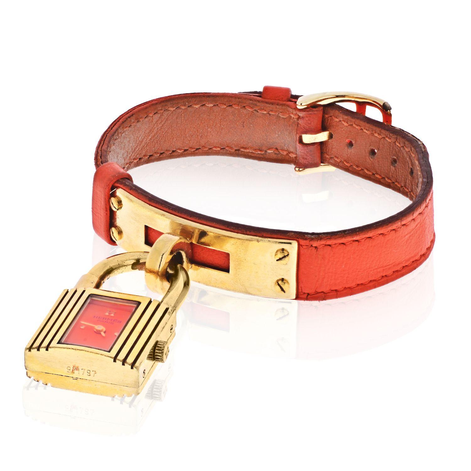 18K yellow gold-plated stainless steel 20mm x 20mm Hermès Kelly watch featuring a quartz movement, smooth bezel, red dial and red leather strap with tang buckle.
Model size: small
Steel case, 20 x 20 mm, Wrist circumference: 5.3