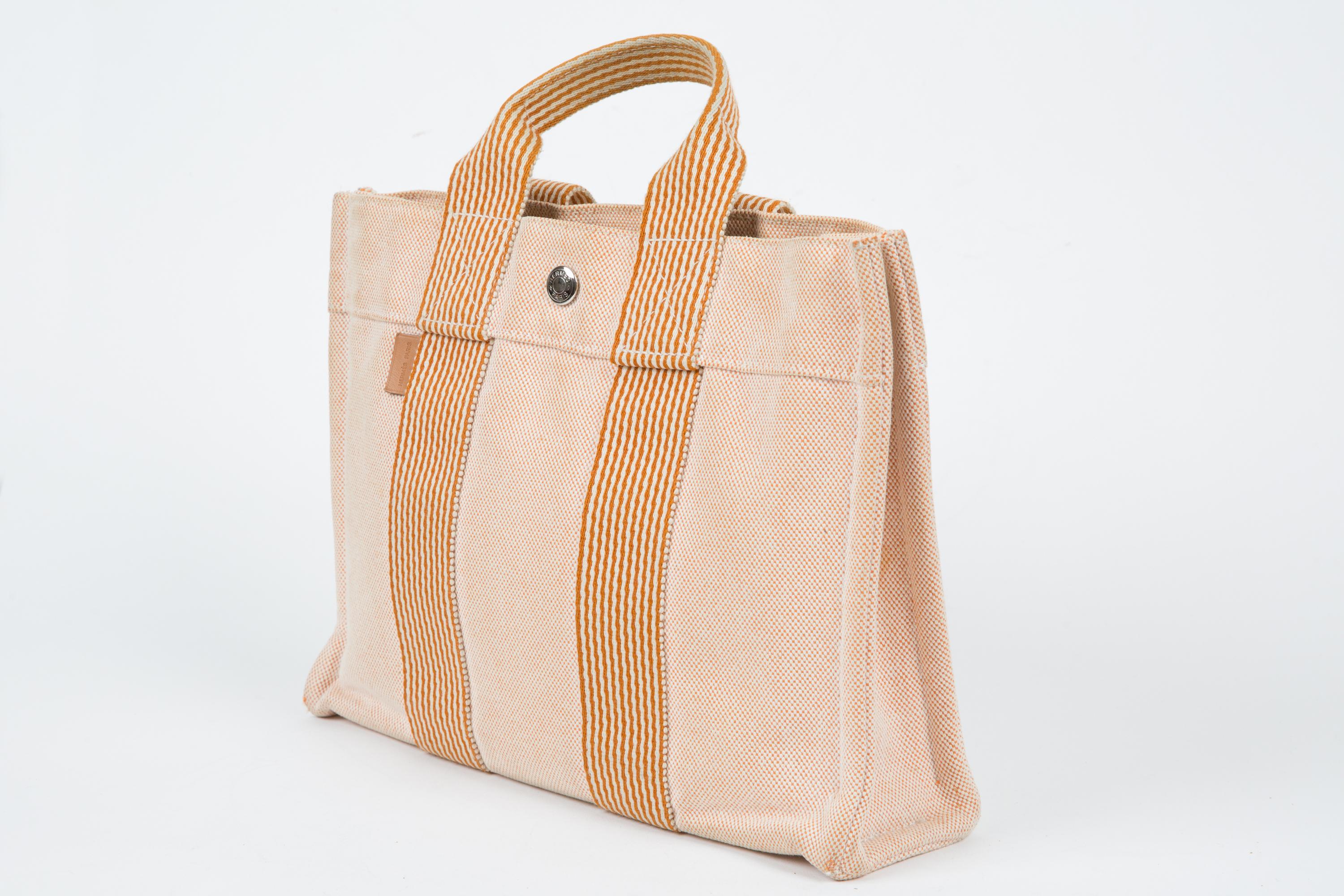 Hermes Salmon cotton “Toto” PM tote bag featuring bicolor nut details, top handles, top logo snap opening, inside zipped pocket.
100% cotton
Circa 2000s
Length: 11.8in. (30cm) 
Height: 8.6in. (22 cm)
Width: 3.1in. (8cm)
In good vintage condition .