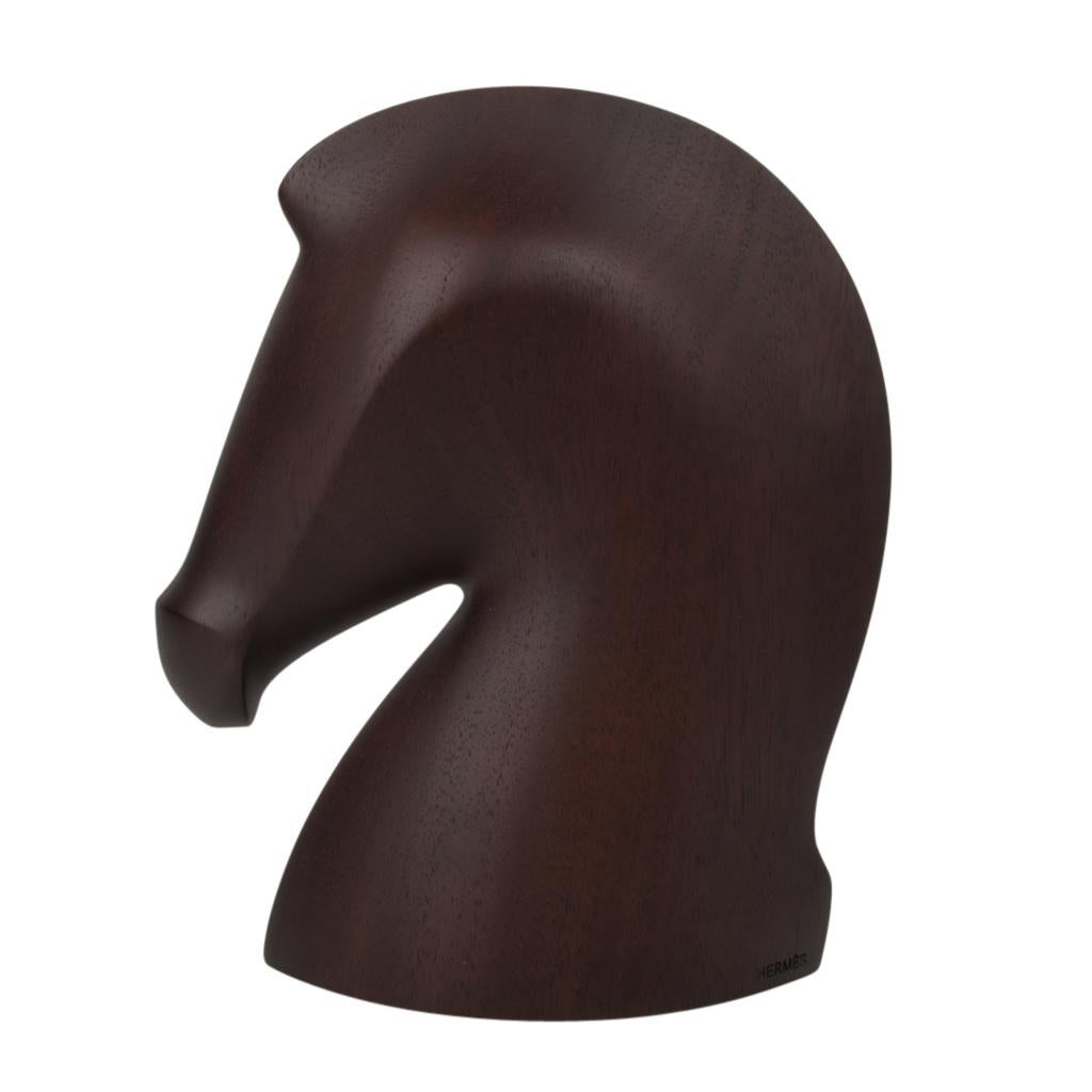 Guaranteed authentic Hermes Brown Mahogany Etoupe horse head.
Crafted in mahogany wood.
This exquisite paperweight can serve as a stand alone.
Etoupe leather base stamped HERMES Paris
New or Store Fresh Condition

HORSE HEAD MEASURES: 
HEIGHT