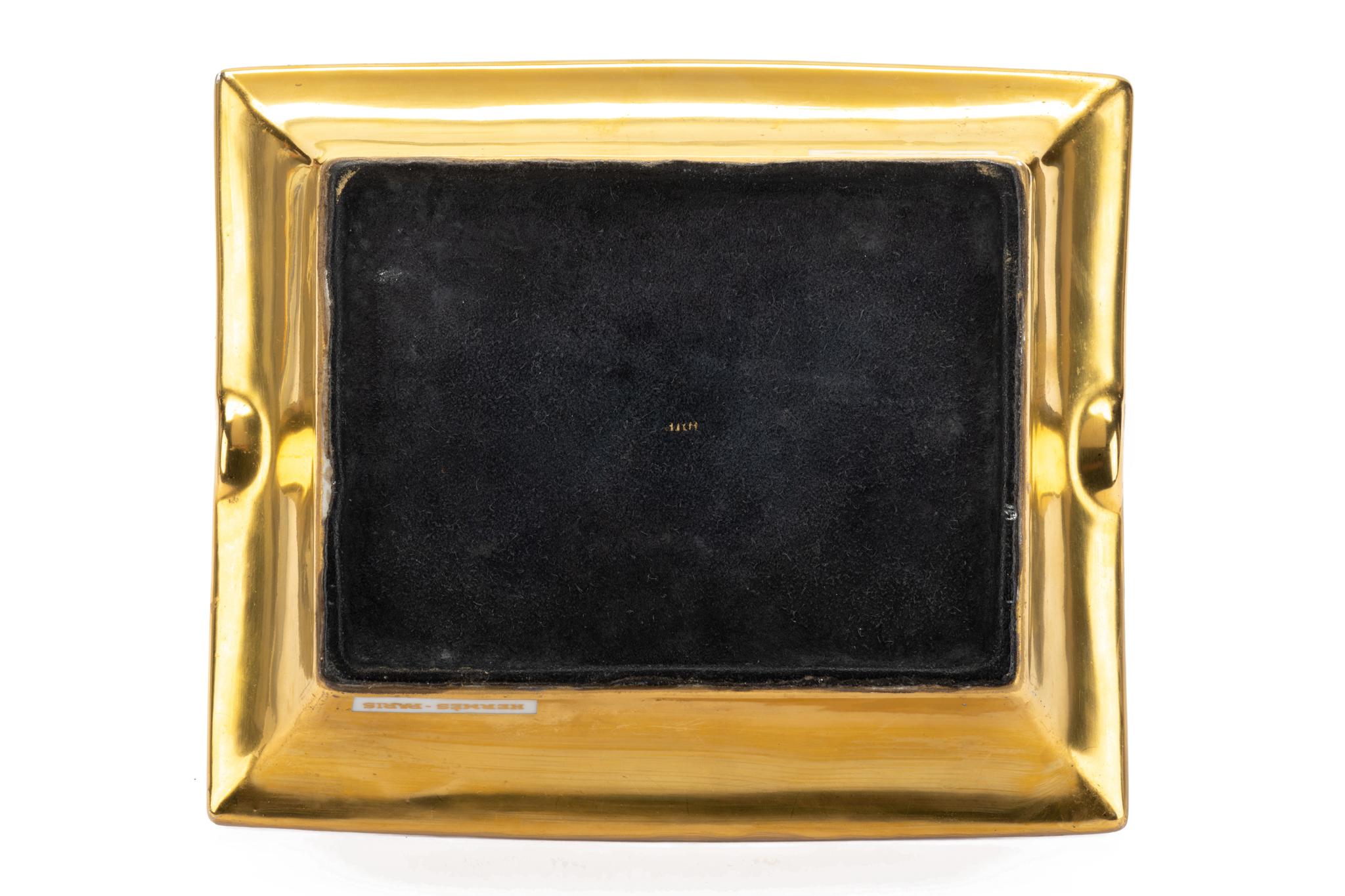 Hermes-Signatur-Aschenbecher mit Samurai-Design in Blau und Gold. Gestempelter Boden aus Wildleder. Geringe Abnutzung. Hergestellt in Frankreich.