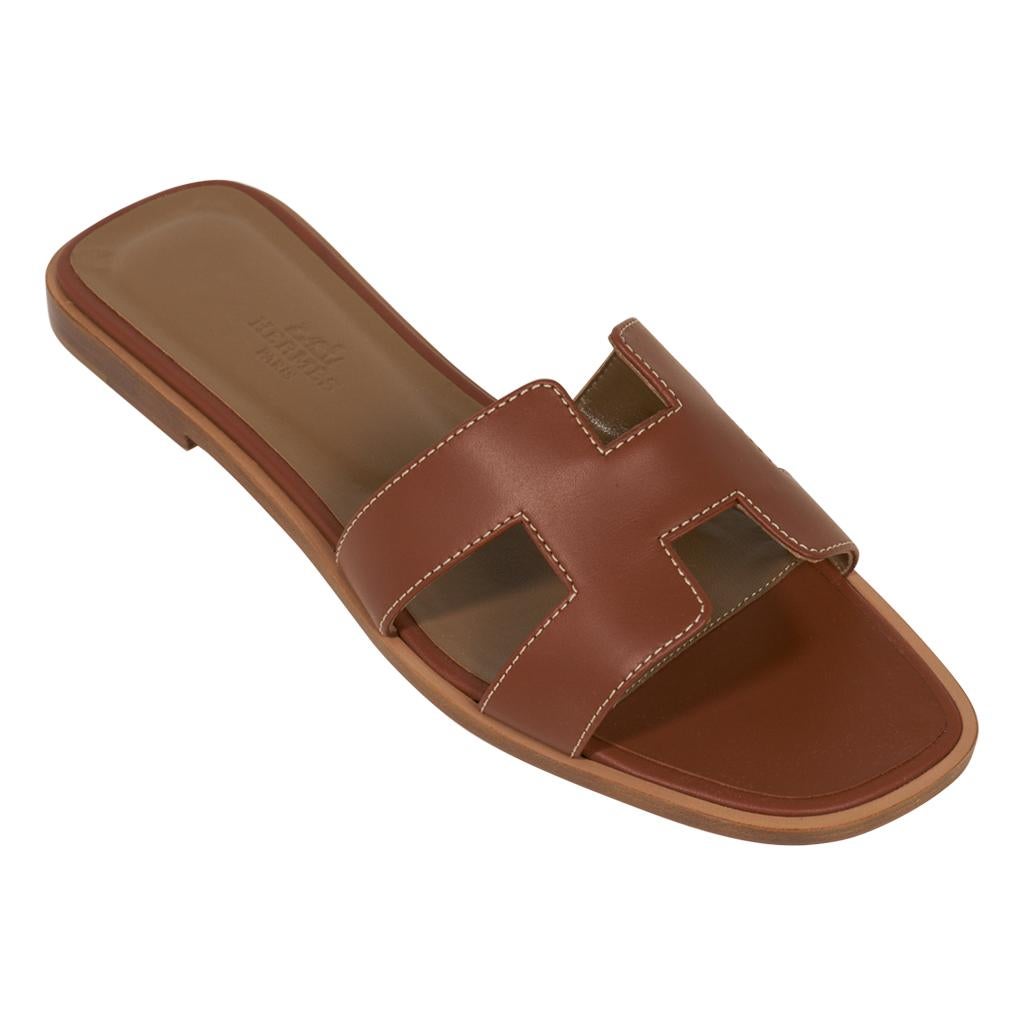 Flache Oran-Sandale aus Kalbsleder von Hermes in Gold, 37 / 7  Mit Karton und Schachtel im Zustand „Neu“ im Angebot in Miami, FL