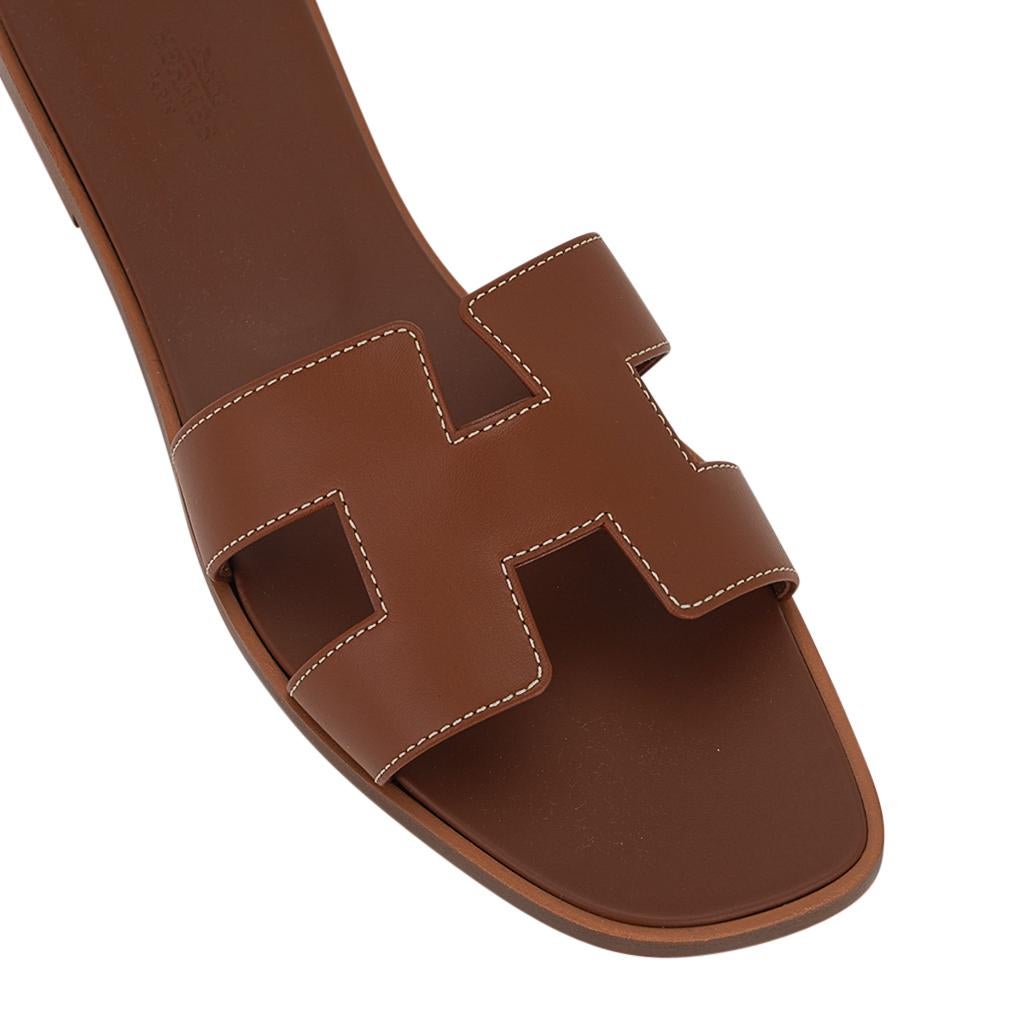 Mightychic offers Hermes Oran sandal shoes featured in neutral Etoupe Epsom leather. 
The iconic top stitched H cutout over the top of the slide.
Matching embossed calfskin insole.
Wood heel with leather sole.
Comes with sleepers and signature