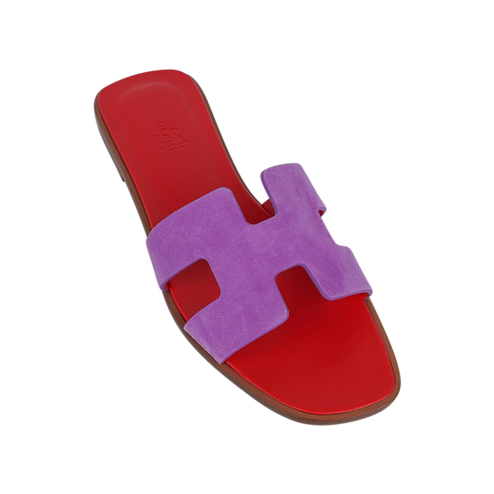 Mightychic offers Hermes Oran sandals featured in Parme Doblis.
This stunning limited edition Hermes Oran flat slide sandal is featured with a Ruby leather insole.
The iconic H cutout over the top of the foot.
Wood heel with leather sole.
Comes with