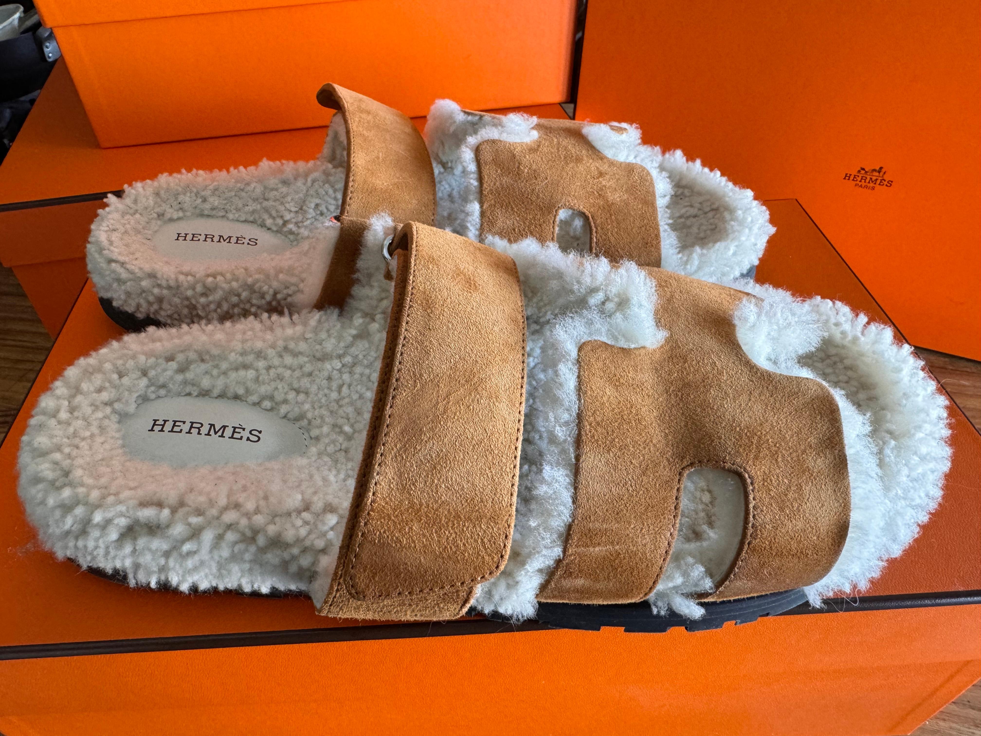 Die Hermes Shearling-Sandale in Größe 41 ist nicht nur eine praktische Wahl für alle, die Komfort und Wärme suchen, sondern dient auch als gewagtes modisches Statement im aktuellen Trend. Aus hochwertigem Shearling-Material gefertigt, strahlen diese