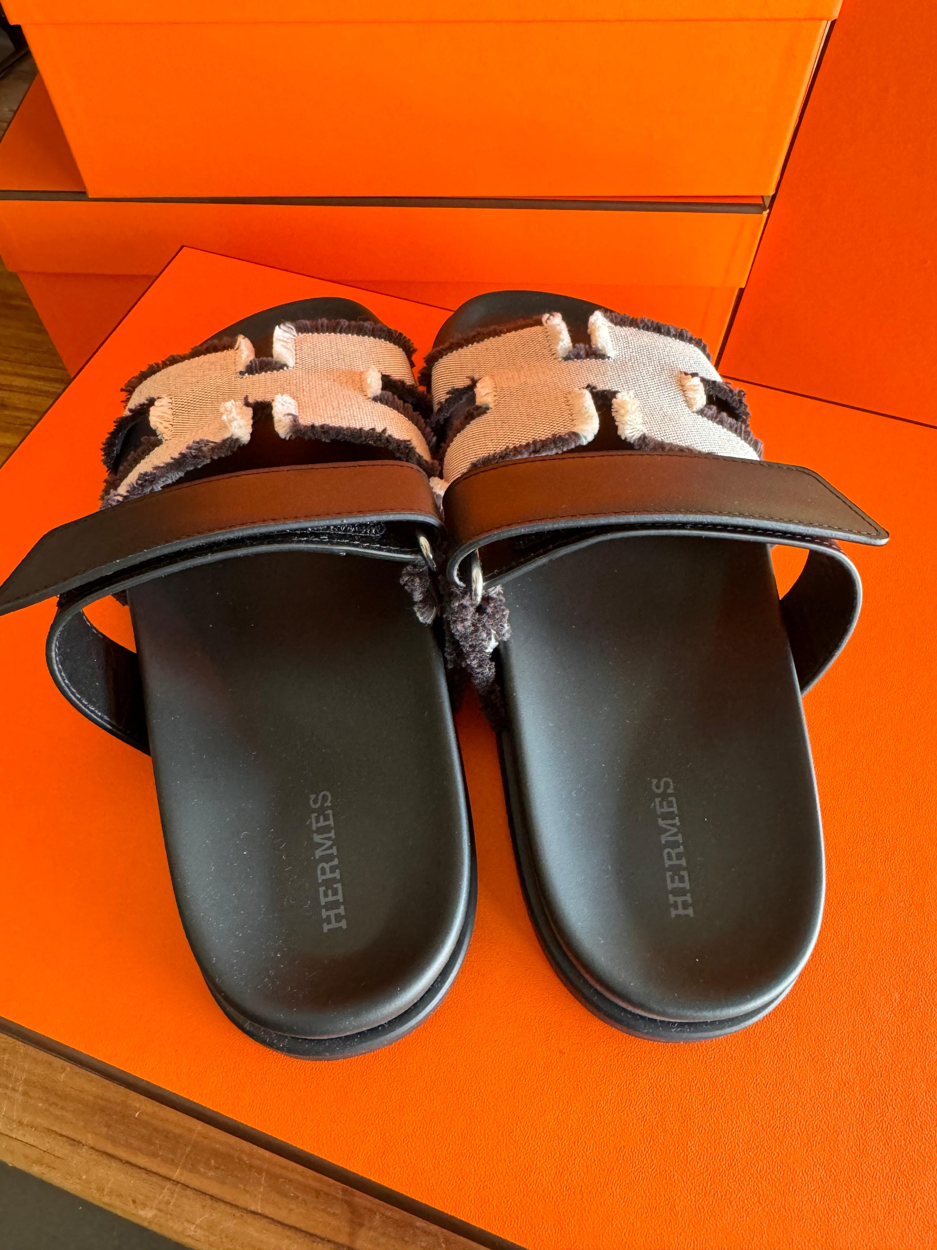 Hermes Sandals Chypre in Cavas color Prunoir / Noir size 38  In Excellent Condition For Sale In Toronto, CA
