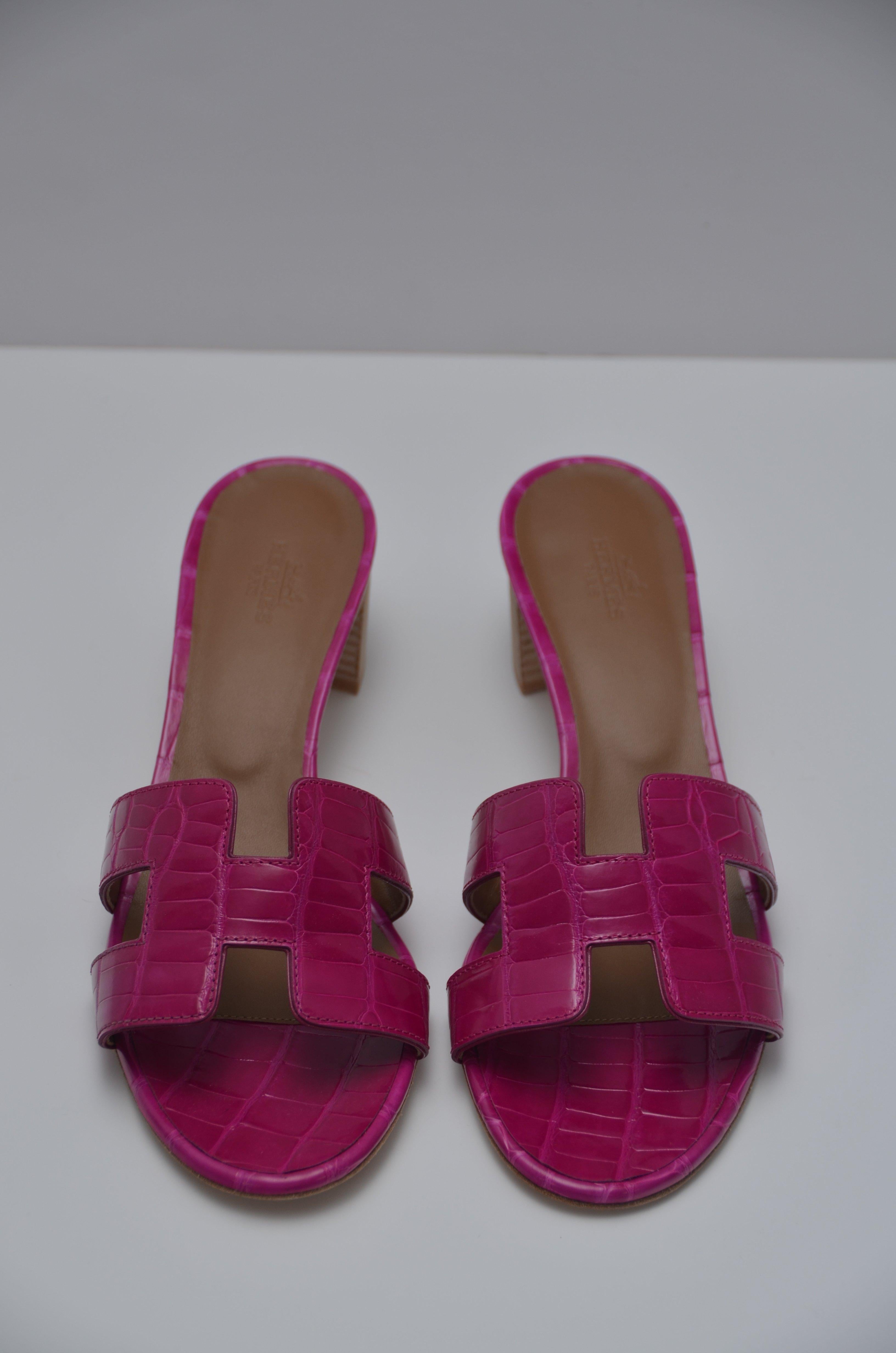 HERMES Sandales Chaussures Shiny  Rose Sheherazade Couleur Crocodile NOUVEAU  Neuf - En vente à New York, NY
