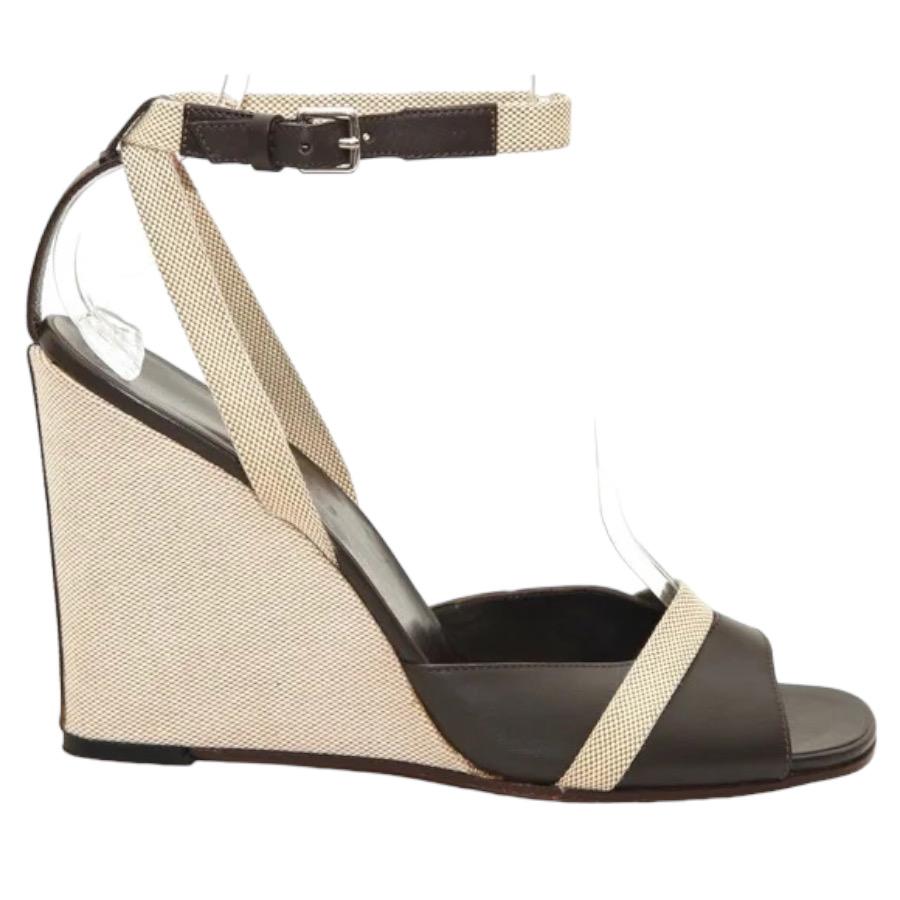 HERMES VINTAGE WEDGE SANDALS


Details:
- Brown leather and tan canvas.
- Peep toe.
- Ankle strap, silver-tone metal buckle closure.
- Leather trim at the back of wedges.
- Leather insole lining and soles.
- Red 