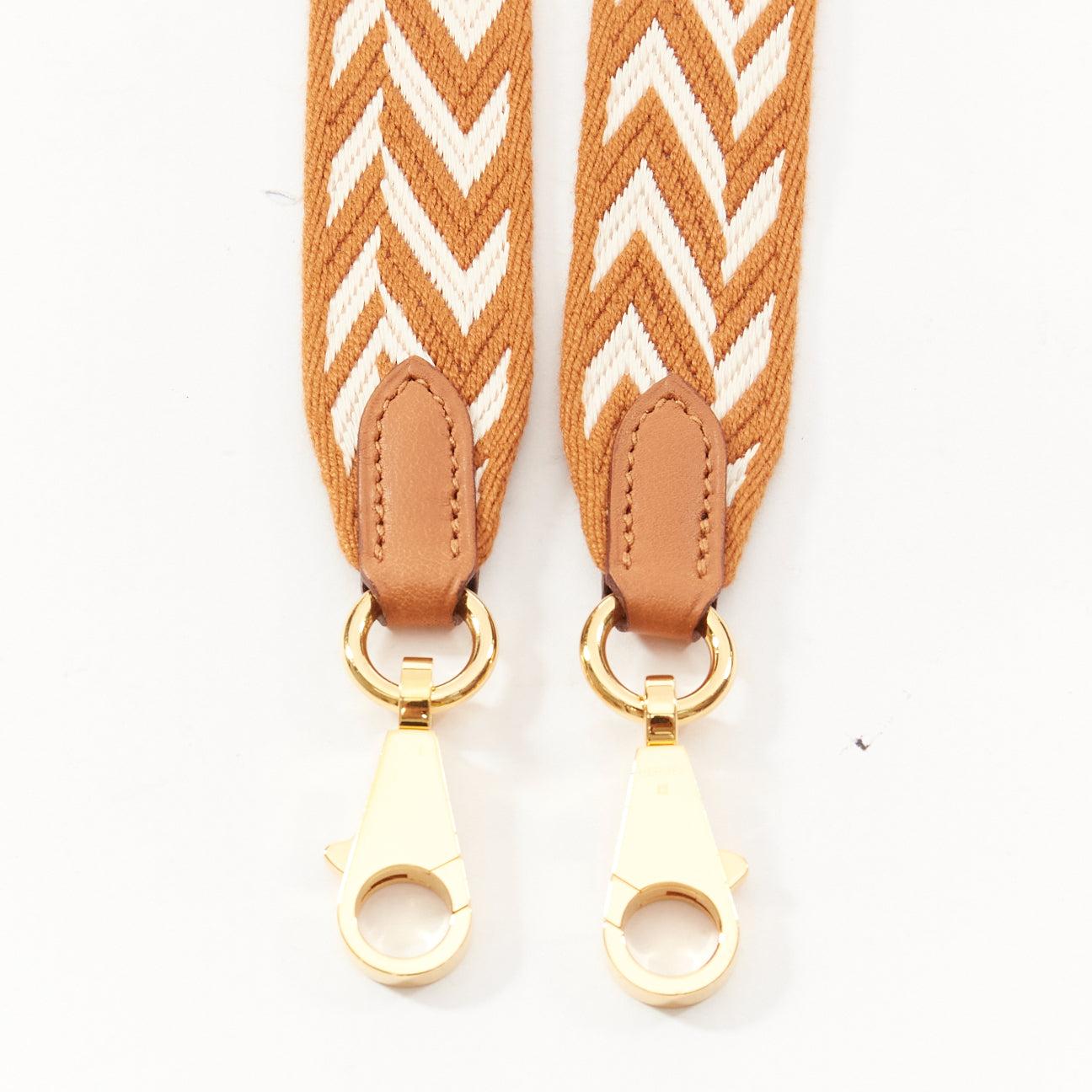 HERMES Sangle 25 brown white chevron stripes woven fabric gold hardware bag strap
Reference: AAWC/A01176
Brand: Hermes
Model: Sangle 25
Material: Canvas
Color: Brown, White
Pattern: Chevron
Closure: Lobster Clasp
Lining: Multicolour Canvas
Made in: