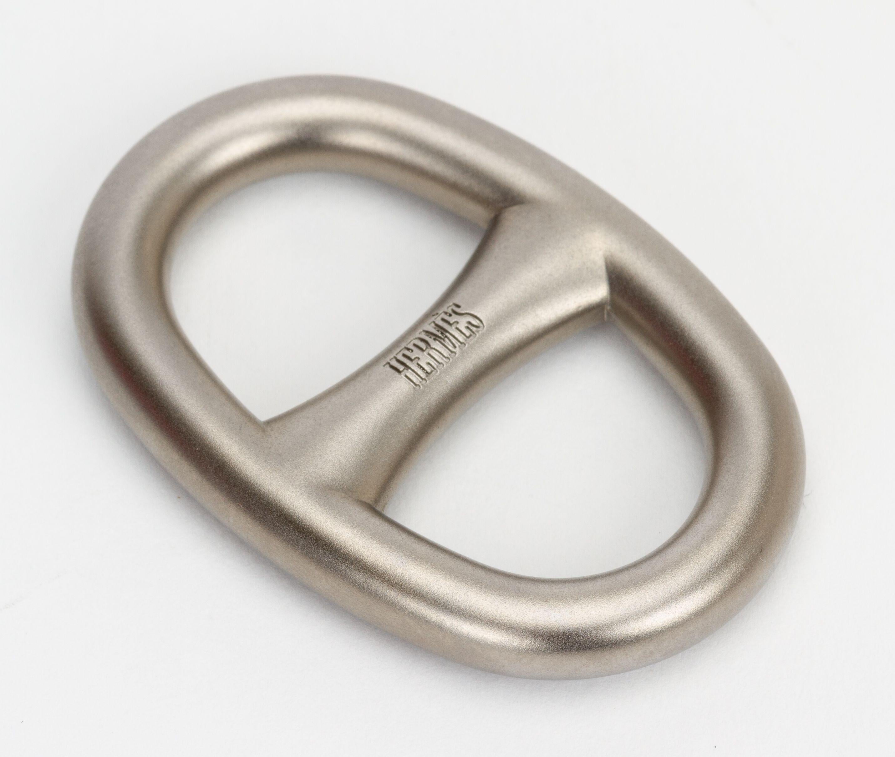 L'anello per sciarpa Chaine d'Ancre di Hermès ti permette di sperimentare nuovi modi di indossare la tua sciarpa con questo piccolo accessorio che scivola facilmente. Adatto per il formato a 90 sciarpe. Viene fornito con la borsa antipolvere