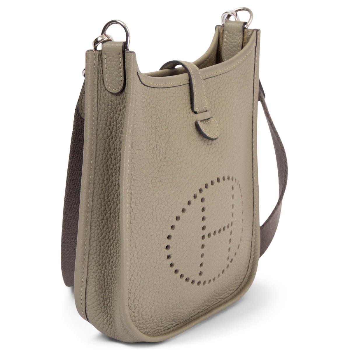 100% authentische Hermès Evelyne 16 TPM Crossbody Bag aus Taurillon Clemence-Leder in Sage (Salbei-Grün) mit passendem Wollriemen, perforiertem Leder 