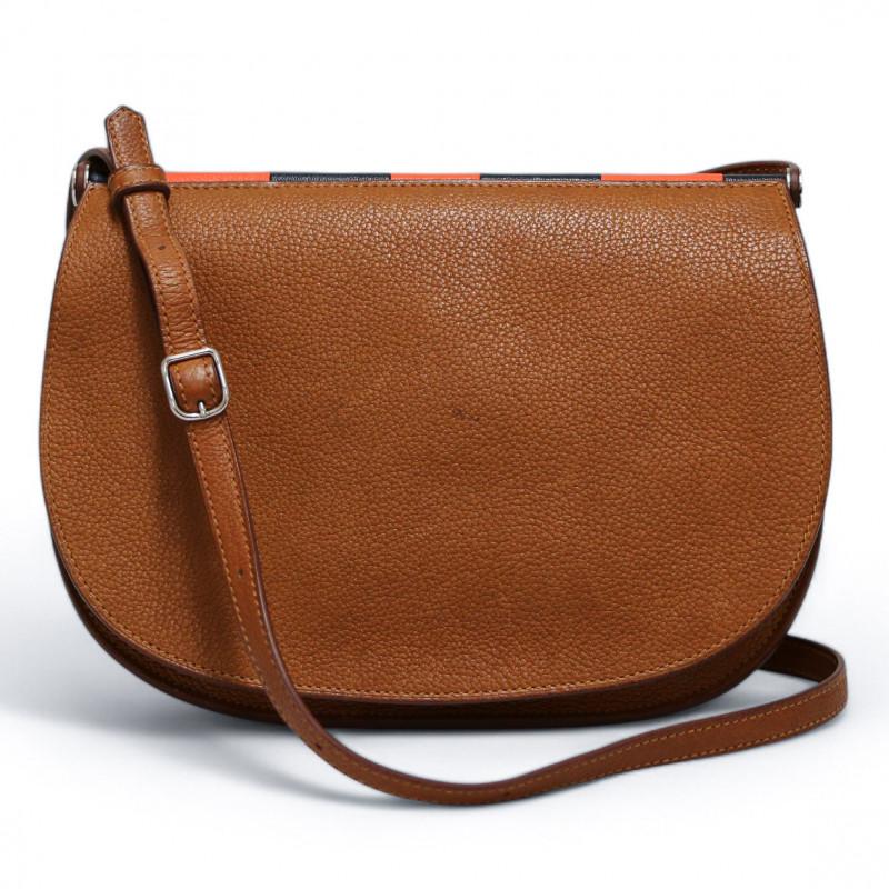 Hermès Saut leather gold bag, great and convenient everyday bag !

Condition: very good
Made in France
Material : leather
Interior : smooth leather gold
Color : gold
Dimensions: 25 x 18 x 6.5 cm
Shoulder strap: longest: 104 cm, adjustable to 24