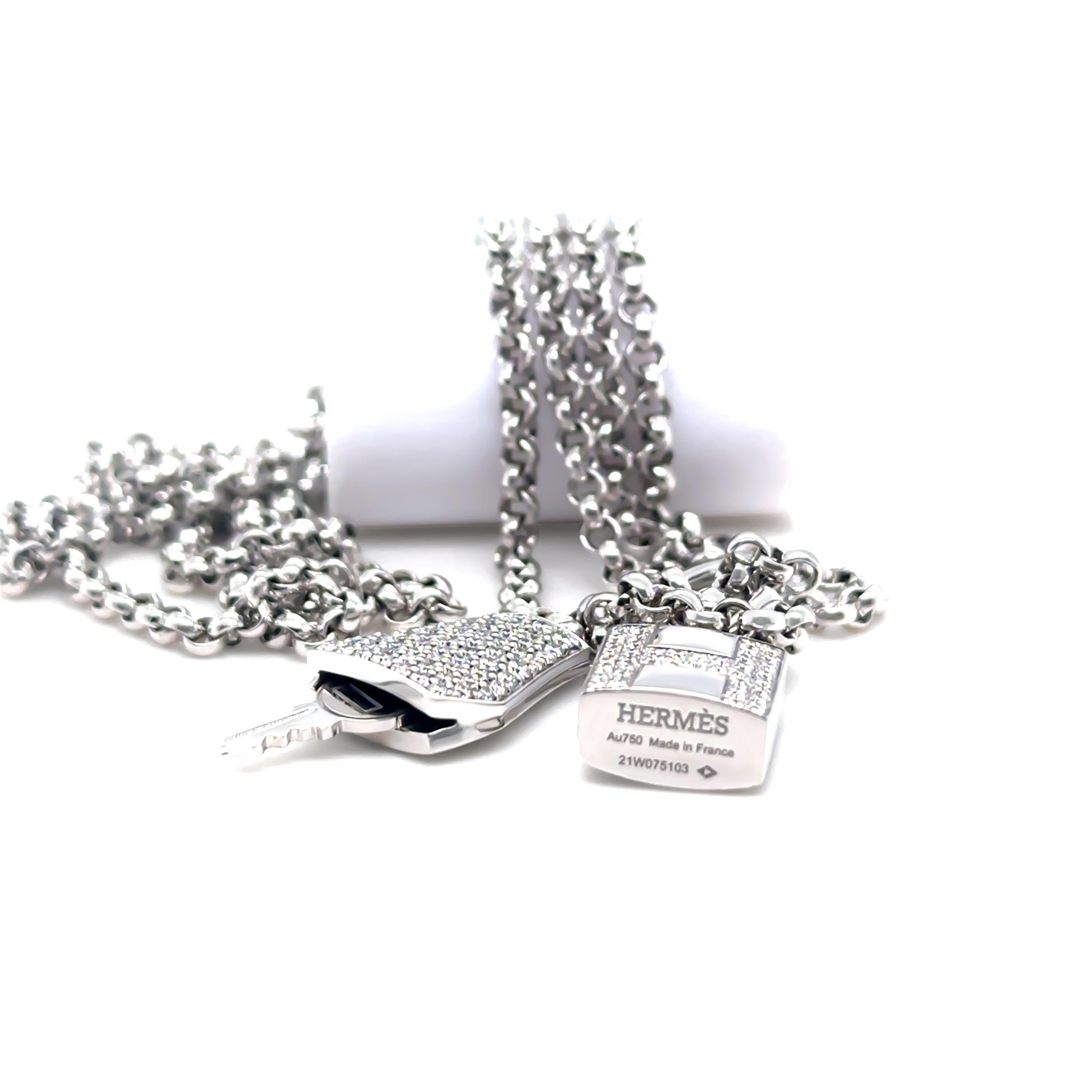 Questa straordinaria collana Hermès Kelly Clochette Sautoir è realizzata in oro bianco 18 ct, con il design dell'iconico portachiavi della borsa Kelly. L'elegante collana lunga è incastonata con 214 diamanti taglio brillante, per un totale di 1,83