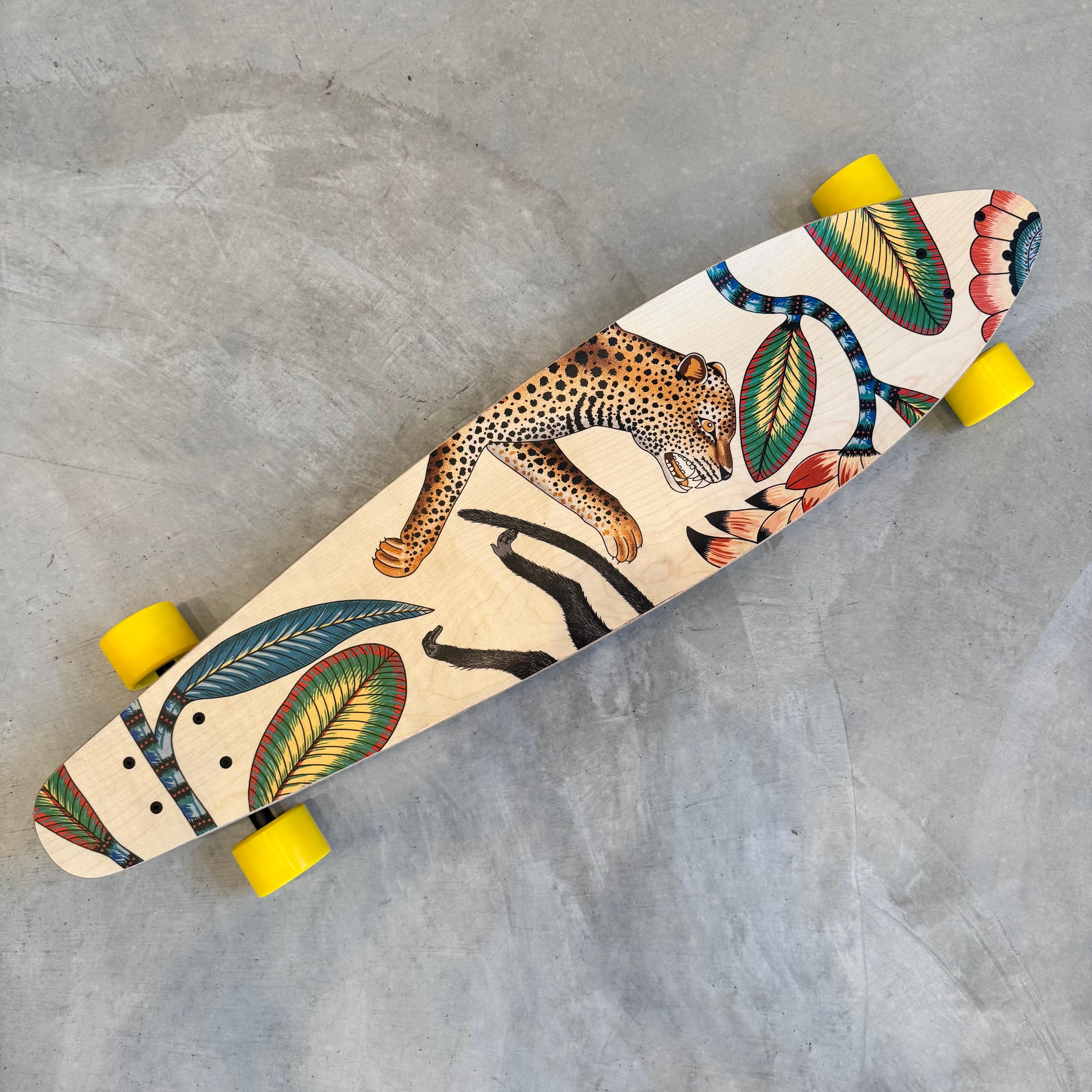 Lassen Sie sich auf diesem skurrilen Longboard mitreißen. Diese Tafel mit den kultigen Designs der Kollektion 