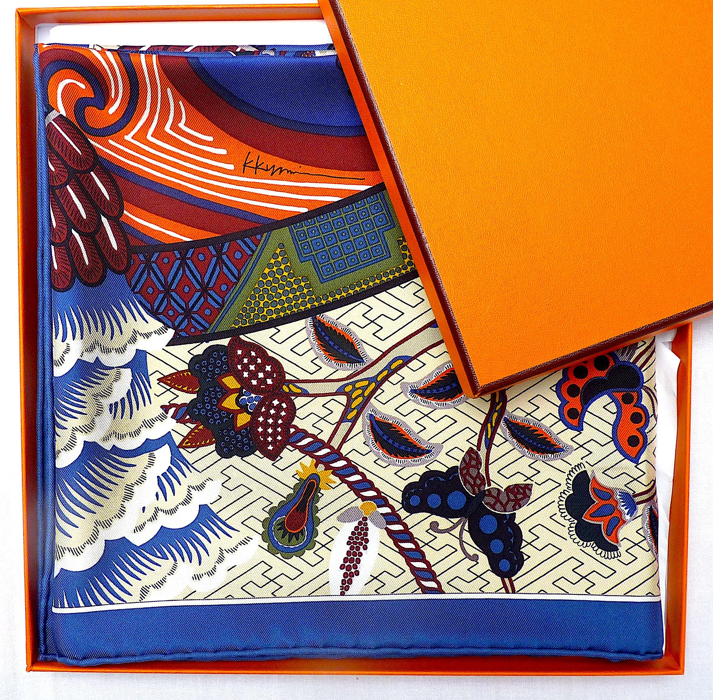 Bufanda Hermes Duo Cosmique de Kohei Kyomori, muy buscada. ¡Excelente estado con caja!
El pañuelo es un homenaje al budismo tántrico y a la cultura japonesa.
Diseño de Kohei Kyomori, ganador del Gran Premio Carré Hermès lanzado internacionalmente en