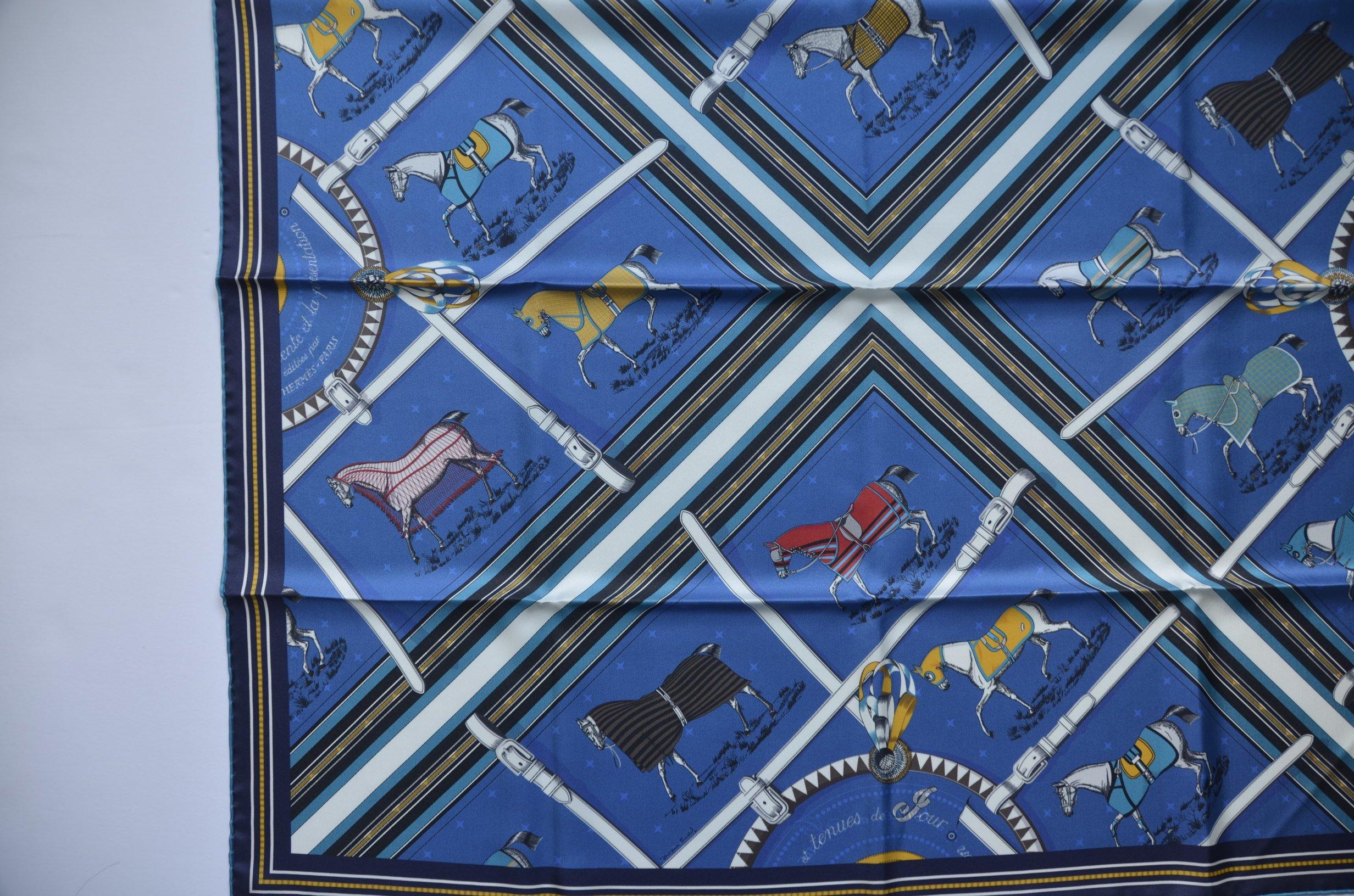 Hermes-Schal 90 CM  Carre Double Face Courvertures  GB/BLEU/GOLD/NOIR  NEU (Violett) im Angebot