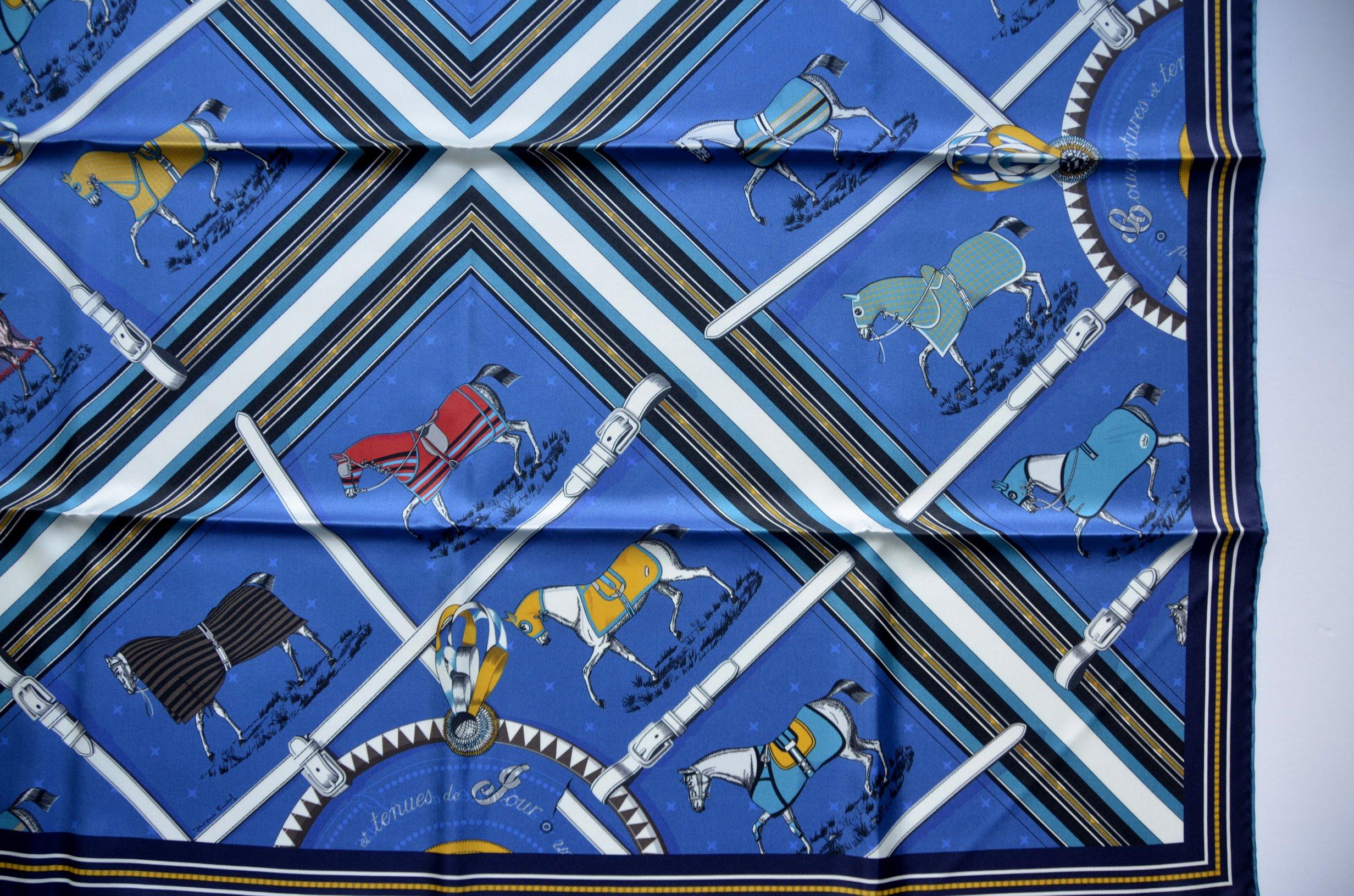 Hermes-Schal 90 CM  Carre Double Face Courvertures  GB/BLEU/GOLD/NOIR  NEU im Zustand „Neu“ im Angebot in New York, NY