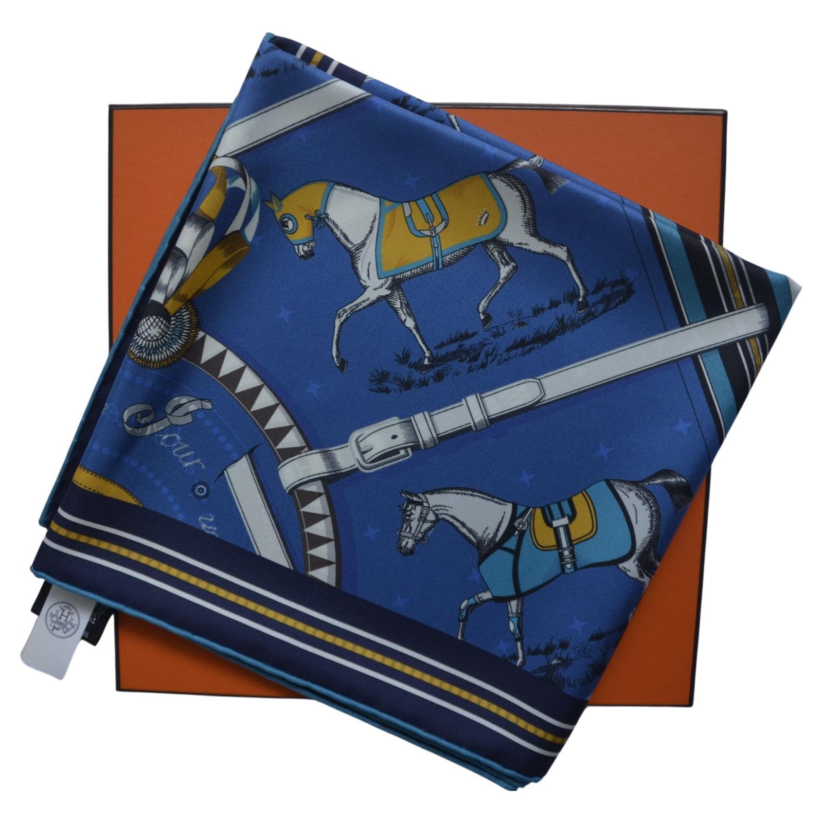 Hermes-Schal 90 CM  Carre Double Face Courvertures  Farbbeschreibung GB/BLEU/GOLD/NOIR 
Bitte beachten Sie: Farben in Person kann etwas anders aussehen aufgrund von Blitz Kamera  
NEW mit Tags und Box .90 CM 
ENDVERKAUF