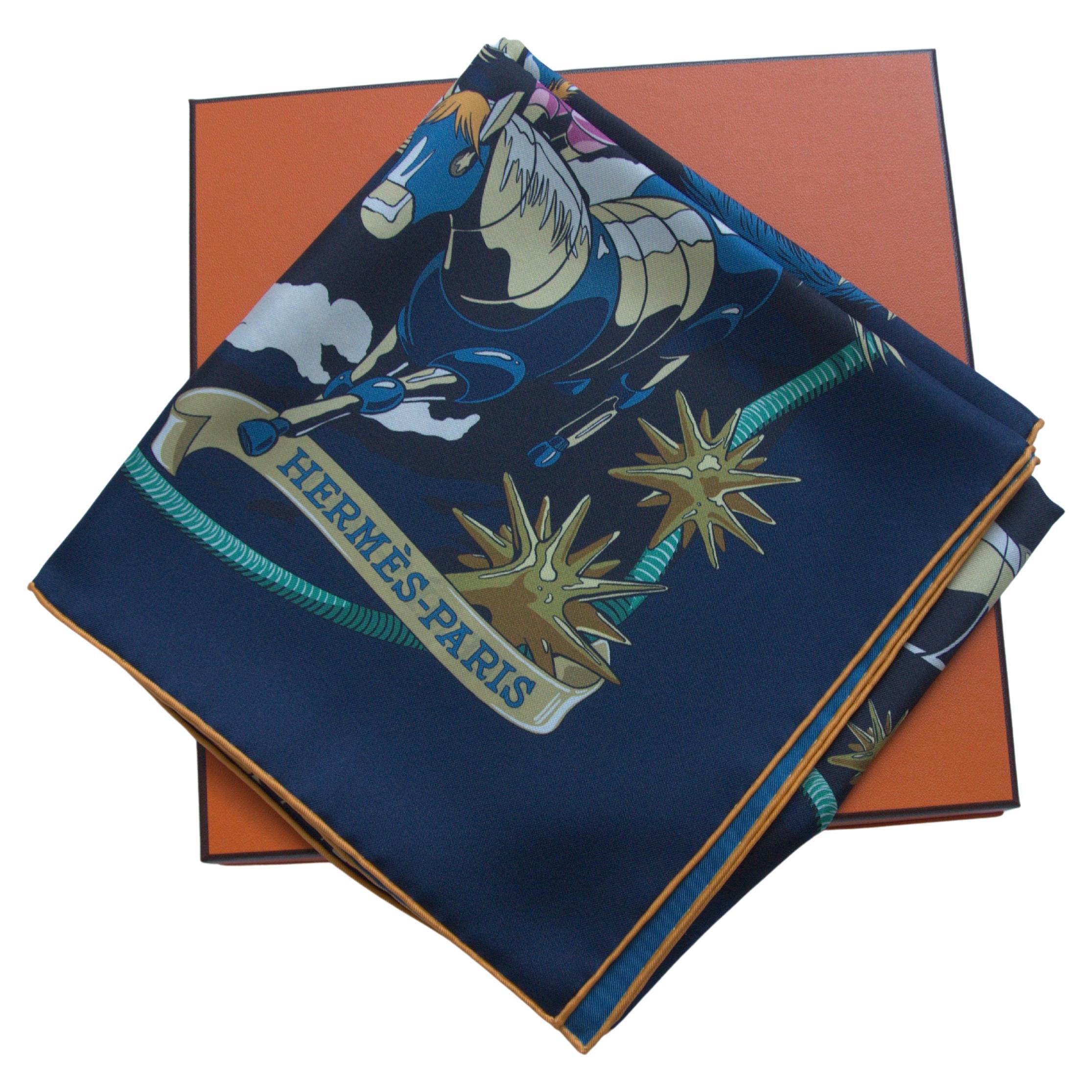Hermes-Schal 
90 CM 
Beschreibung auf den Etiketten:  CARRE DOUBLE FACE LES MUSTANGS  EC/BLEU/NOIR/MANDARIN 
NEU mit Tags und Box.Bitte beachten Sie: Farben in Person könnte etwas anders aussehen aufgrund der Kamera Blitzlicht 
Hergestellt in