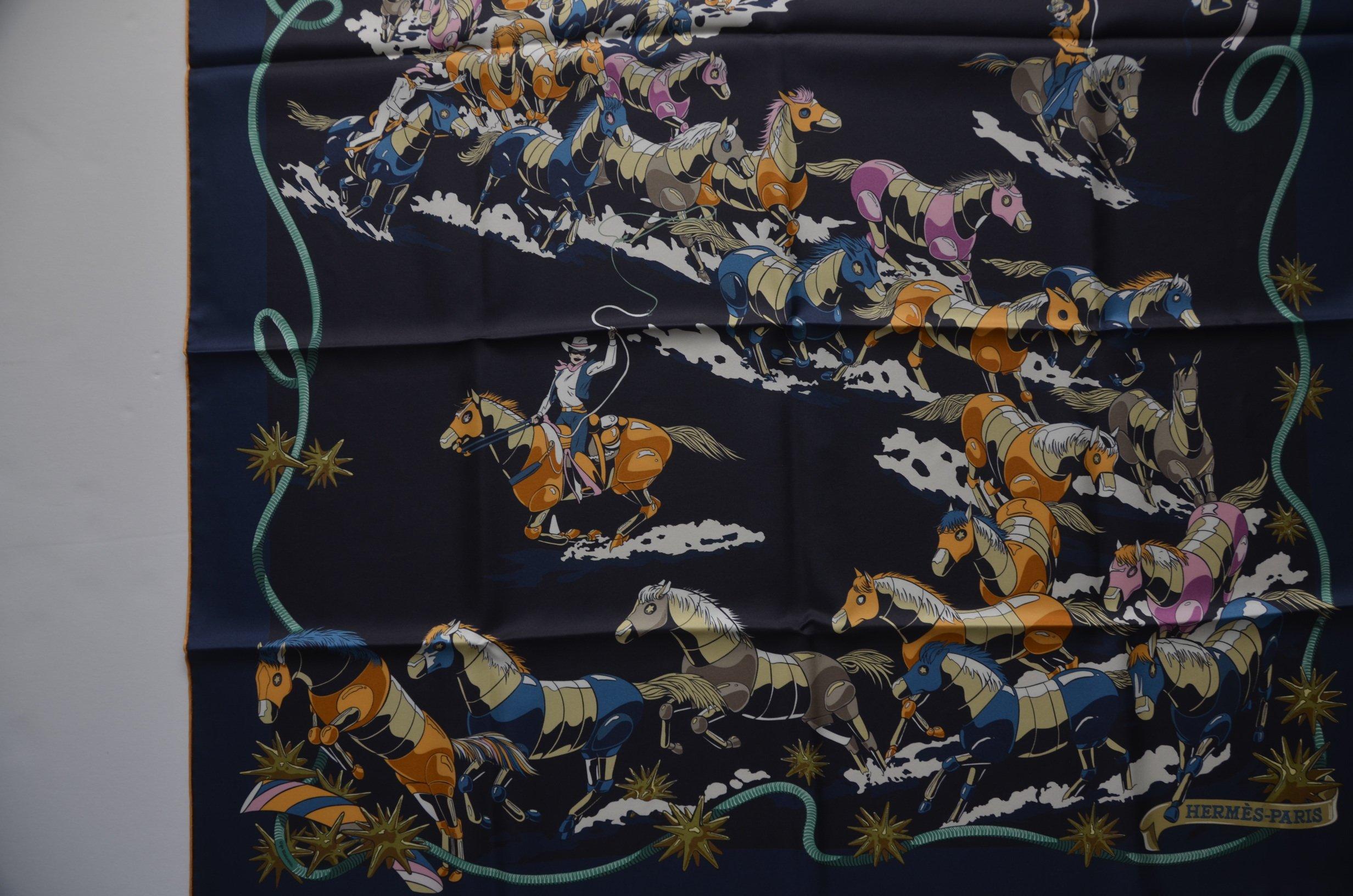 Hermes Schal 90 CM CARRE DOUBLE FACE LES MUSTANGS  EC/BLEU/NOIR/MANDARIN  NEU im Zustand „Neu“ im Angebot in New York, NY