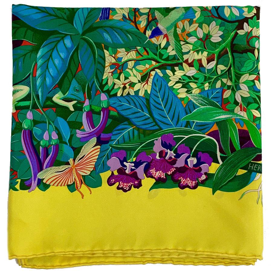 HERMES scarf 'Au coeur de la vie' in Yellow silk

Let's go to the heart of the tropical forest where there is plenty of vegetation and colorful animals such as parrots, chameleons, monkeys and other small birds. Sublime square HERMES, model 'At the