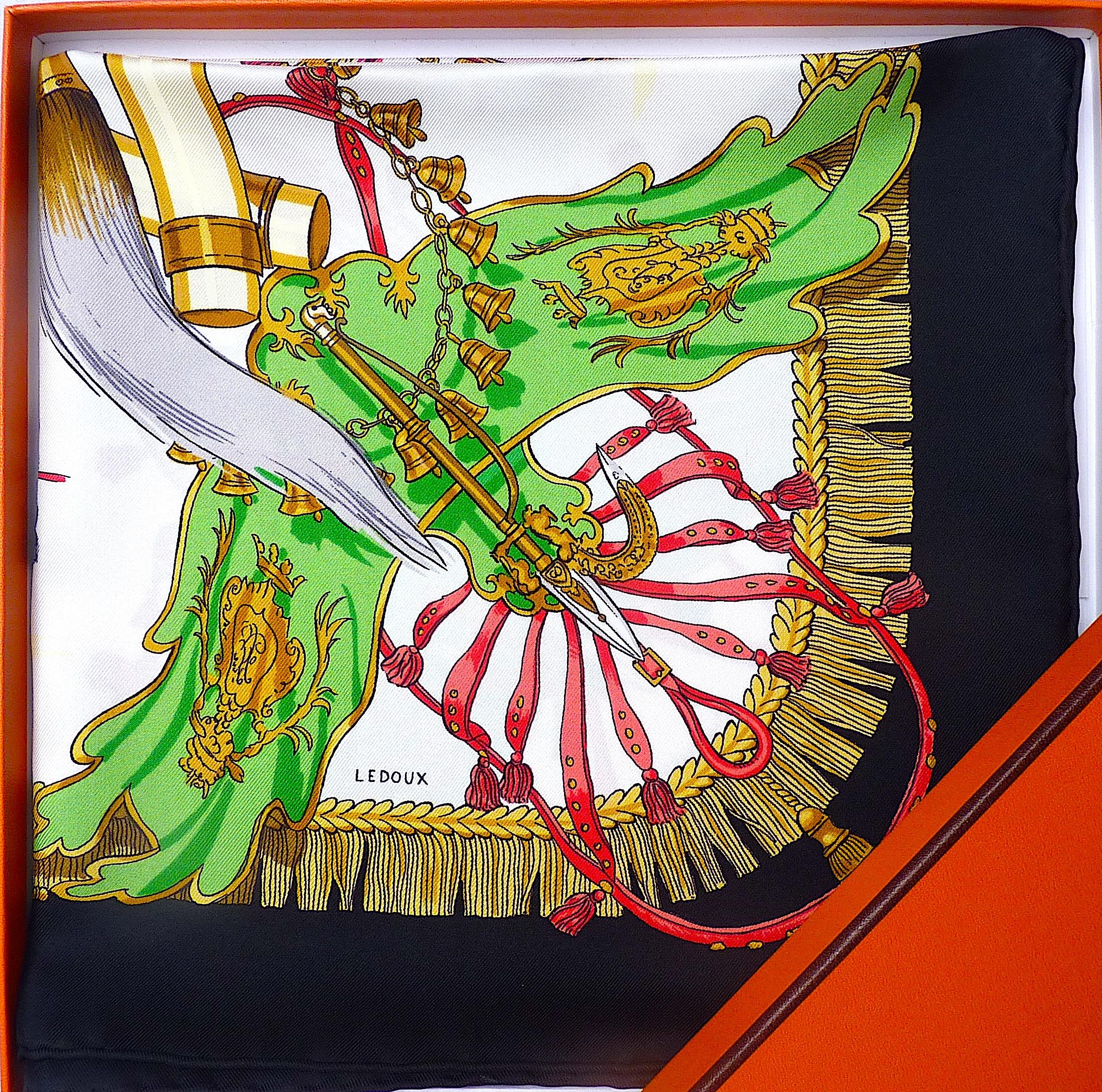 Magnifique modèle de foulard Hermès Caparaçons de la France et de l'Inde par LeDoux en 1956 et proposé ici dans sa réédition de 1997. Très recherché par les collectionneurs d'Hermès !
Jolie palette de Marge noire, d'Or, de Vert et de Rouge avec une