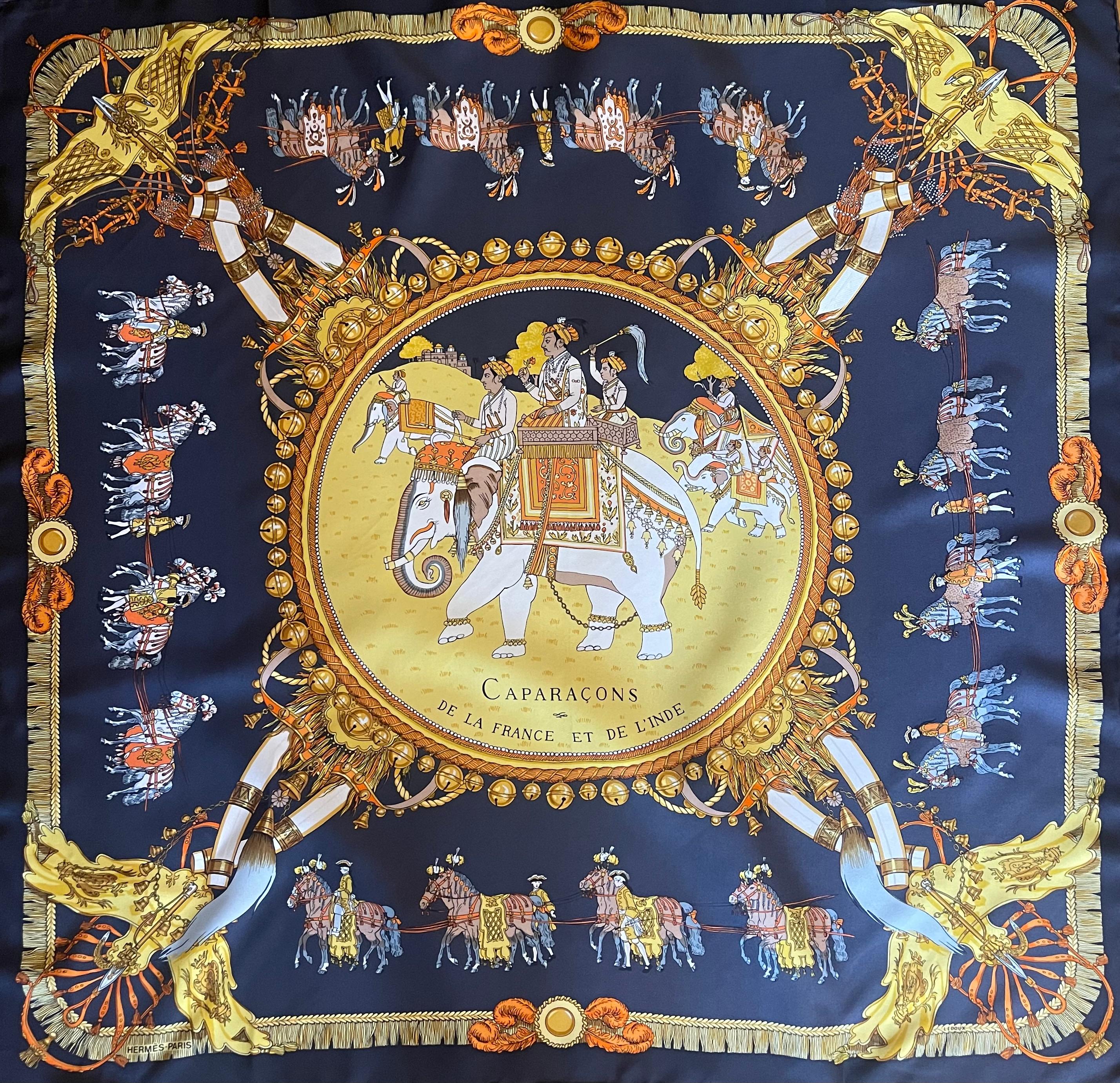 El pañuelo Hermès Caparaçons de la France et de l'Inde, diseñado por Philippe Ledoux y emitido por primera vez en 1960. Se trata de un pañuelo de coleccionista muy buscado. Los colores son magníficos y siguen brillando. 
En buen estado. 
35in x