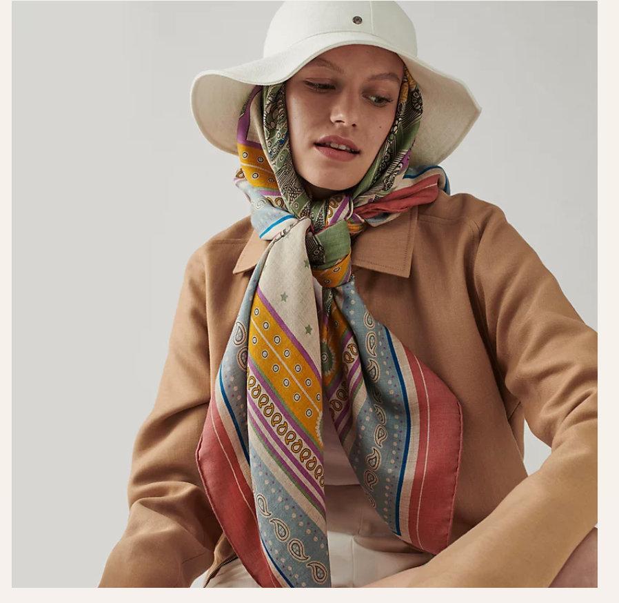 Hermes Sciarpa Cashmere 140CM Selle De Dignitaire 
Stampa Bandana  
NUOVO con etichette.Colori:Vieux/Naturel
Da Wlodek Kaminski
70% Cashmere 30% Seta.Made in France
Nuovo con etichette e scatola.
VENDITA FINALE.

