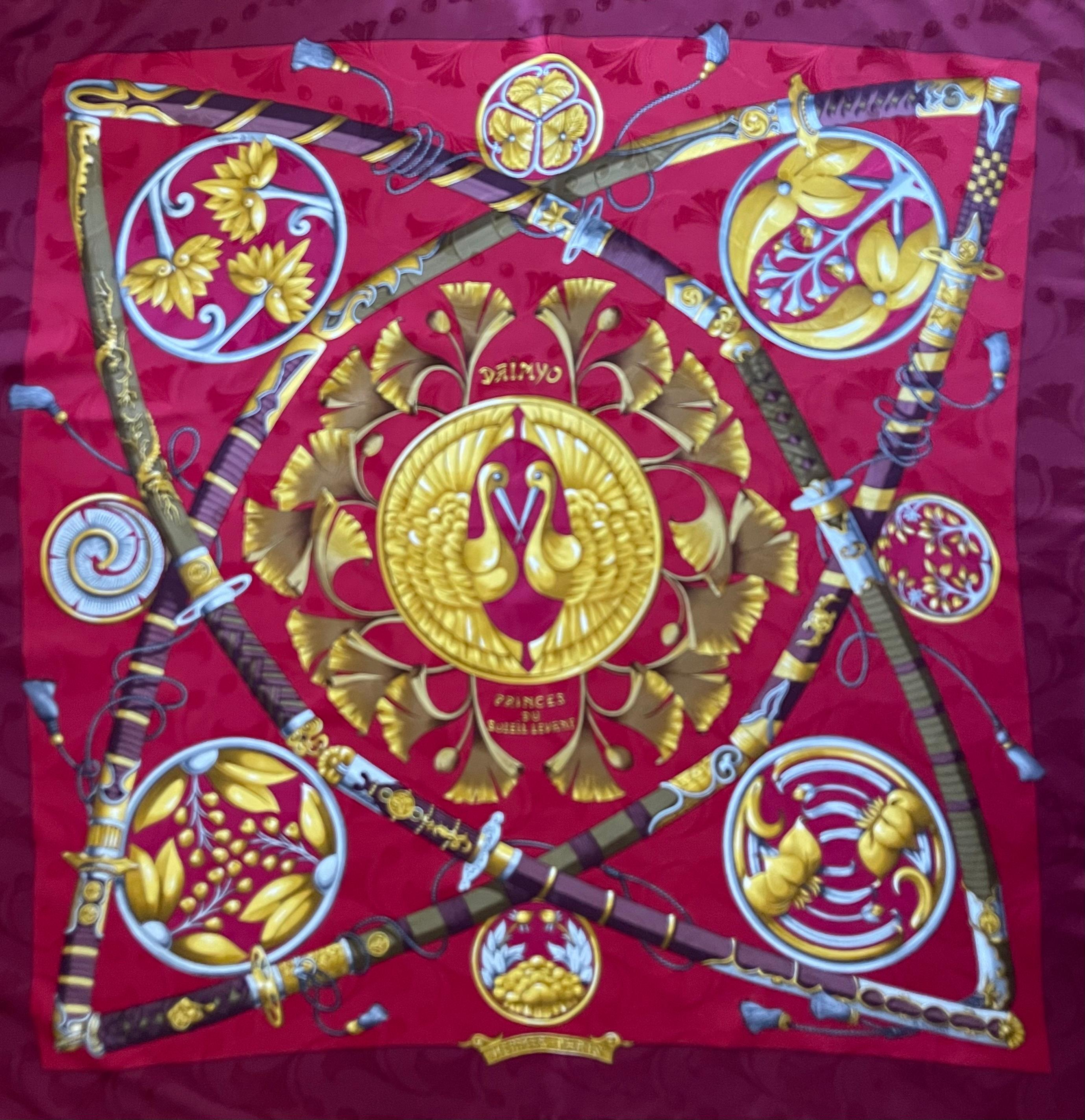 Il foulard Hermès Daïmyo - Princes du Soleil Levant, disegnato da Françoise Façonnet, è stato lanciato per la prima volta nel 1991. Con una sola ristampa, questa sciarpa può essere considerata un pezzo da collezione. Il suo design intricato e