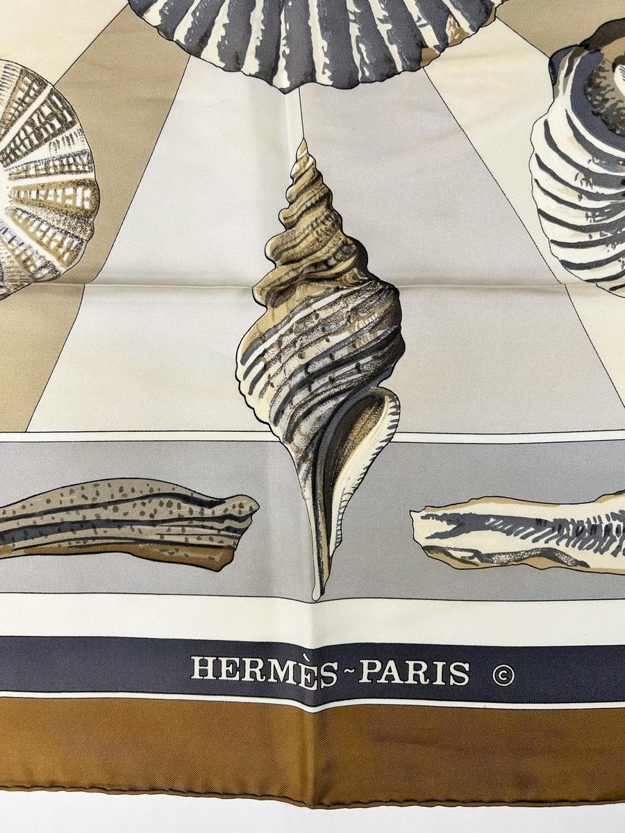 Foulard Hermès intitulé Géologie par Loïc Dubigeon avec sa boîte Circa 1980 Unisexe en vente