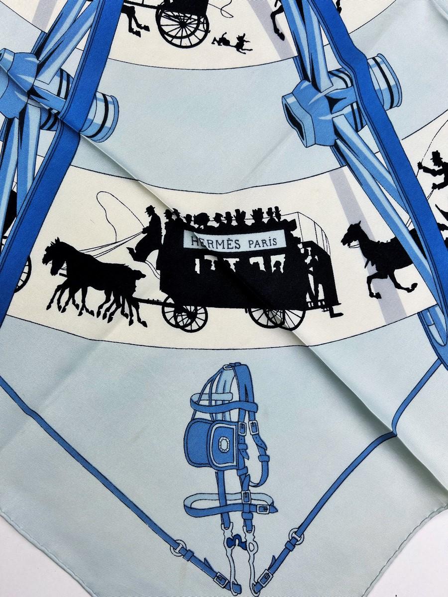 Pañuelo Hermès titulado Paris qui Roule by Hugo Grygkar Circa 2006 Azul en venta