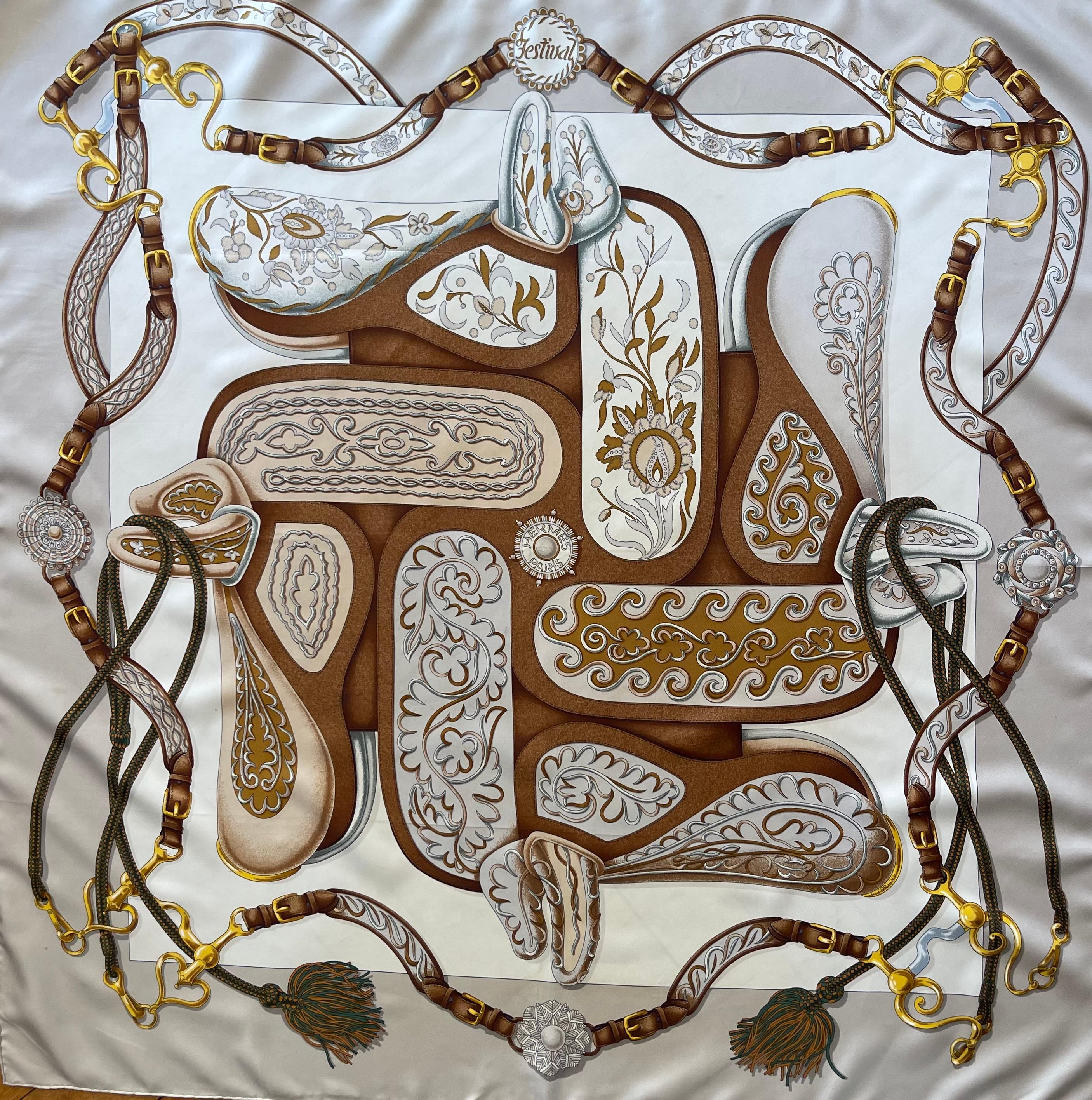 Il foulard Festival di Hermès, disegnato da Henri D'Origny nel 1992, è un pezzo distintivo che celebra l'eleganza delle tradizioni equestri. Senza ristampa, questa sciarpa è rara e da collezione. In buone condizioni, questa sciarpa può essere