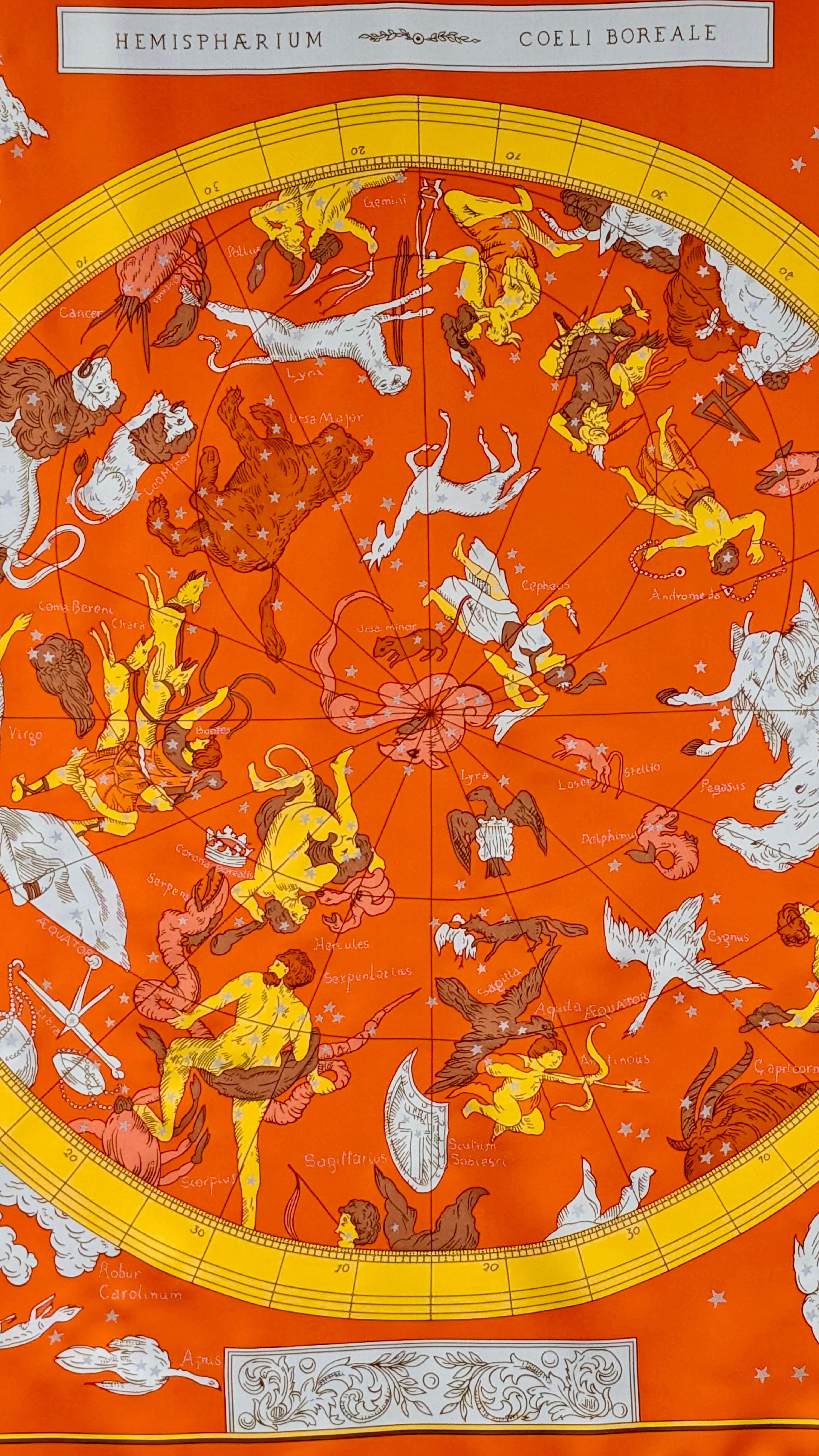 Pañuelo Hermès de sarga de seda   Hemisphærium Coeli Boreale
Diseñado por Loïc Dubigeon 1998
100% seda
Derechos de autor
Dobladillo enrollado a mano
No Tag care
Fabricado en Francia
Naranja blanco plata rojo
cm. aprox. 90 x 90  - 36