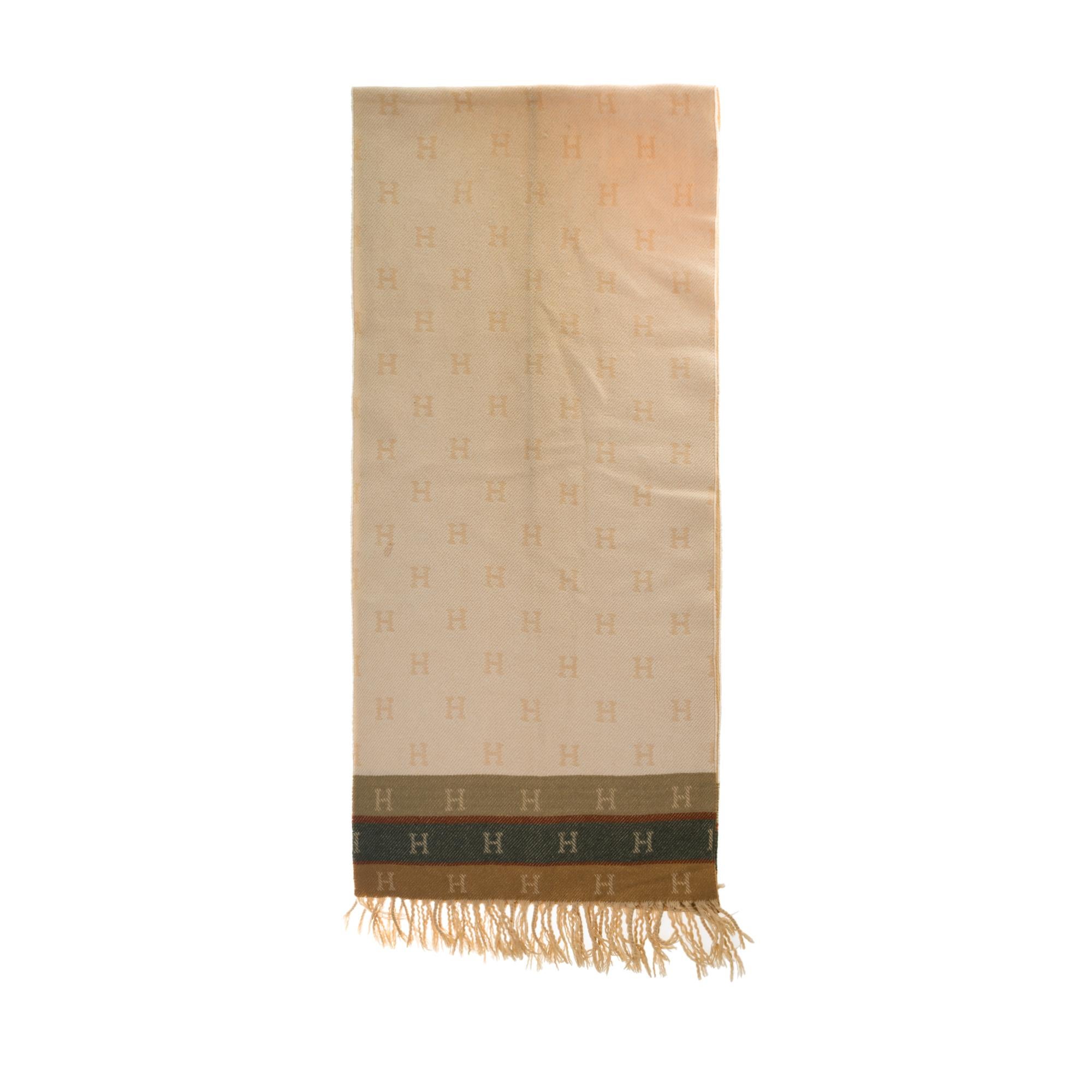 Beautiful Hermès wool and cashmere scarf with beige, brown and grey Hermès monogram, fringed finishes.
Composition: 80% Wool, 20% Cashmere.
Signature: 