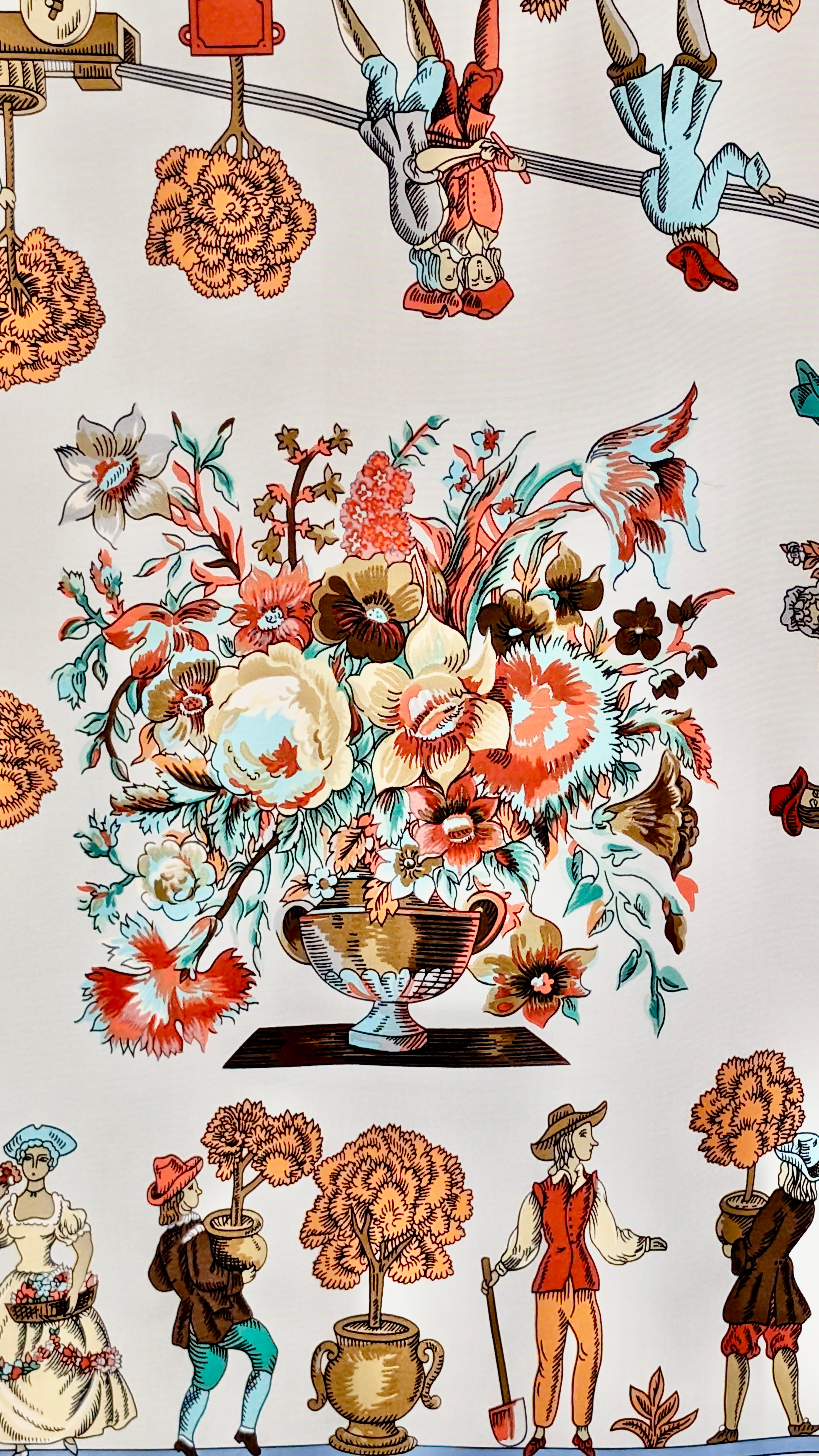 Pañuelo de seda de sarga Hermès Les jardiniers du Roy
Diseñado por  Maurice Tranchant  1967  - 1982
100% seda
Derechos de autor
Dobladillo enrollado a mano
Cuidado de etiquetas
Fabricado en Francia
Cielo azul  blanco rojo verde naranja
Medidas