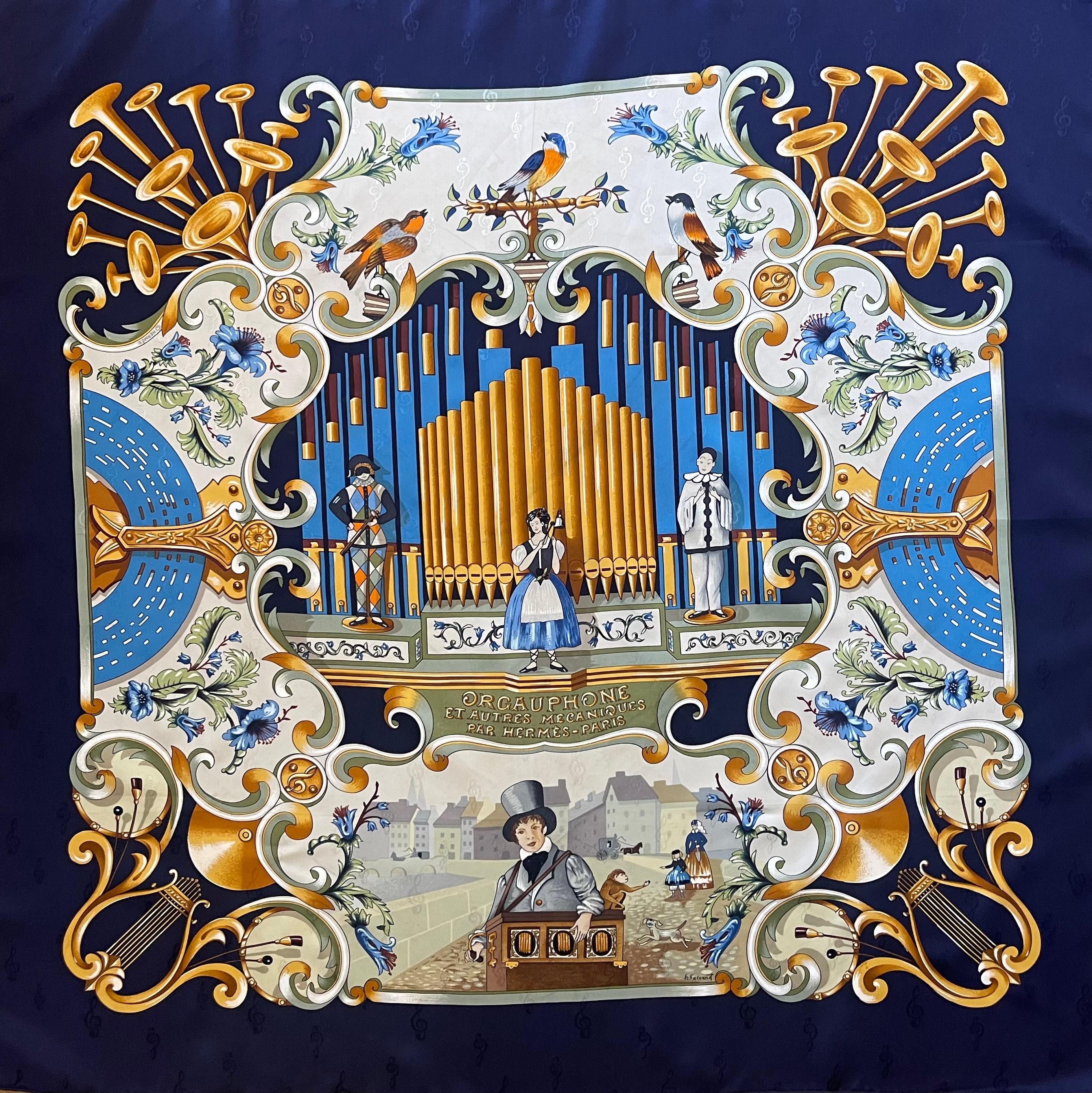 El pañuelo Hermès Orgauphone et Autres Mécaniques, diseñado por Françoise Faconnet y lanzado en 1996, es una pieza hermosa y coleccionable que celebra el arte de la música. Con una sola producción, este pañuelo es un artículo de coleccionista y está