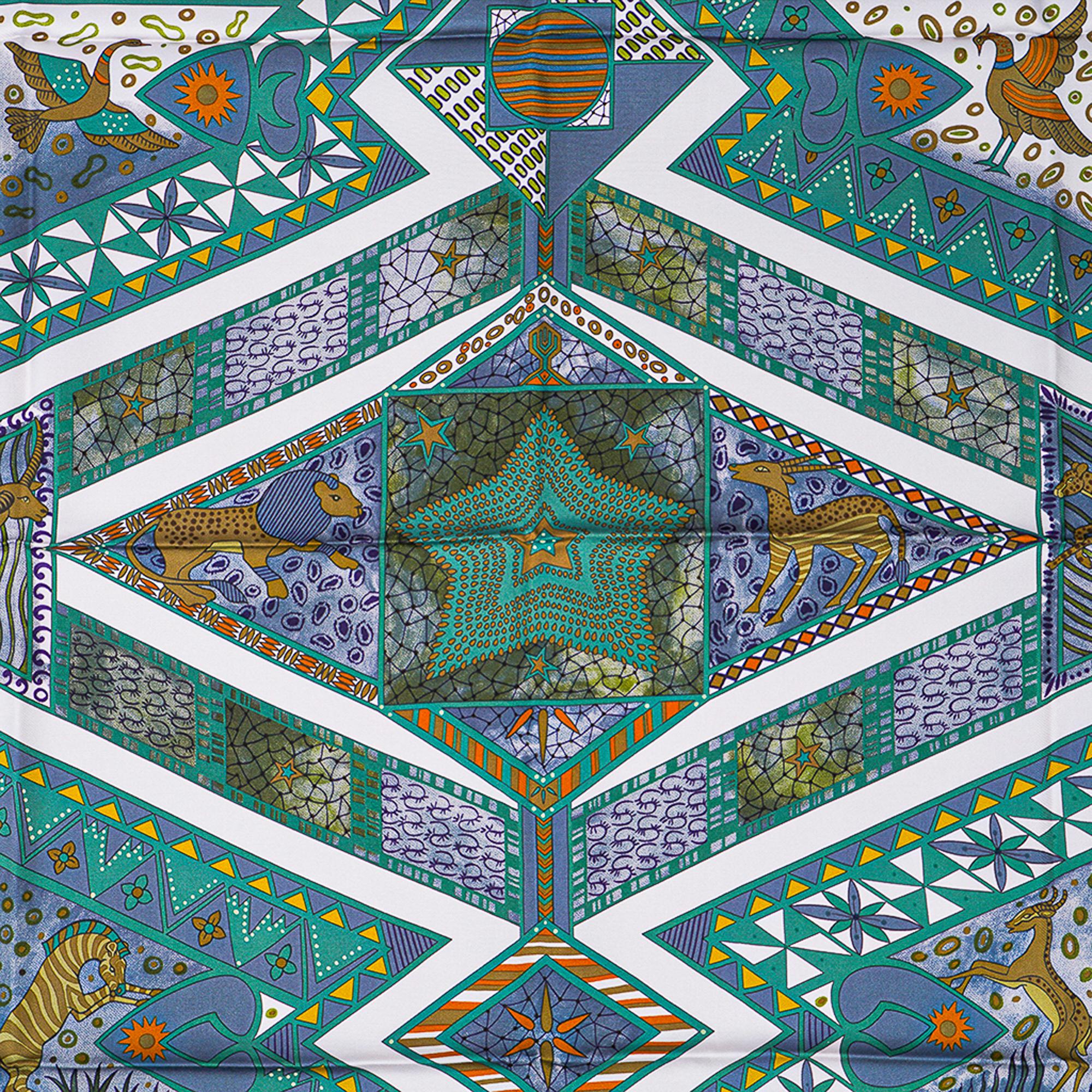 Mightychic propose un foulard en soie Hermès Ors Bleus d'Afrique de Zoe Pauwels.
Coloris vert, chartreuse et marron.
Représente les riches motifs géométriques africains et les animaux originaires du continent.
Bord roulé à la main signature.
Livré