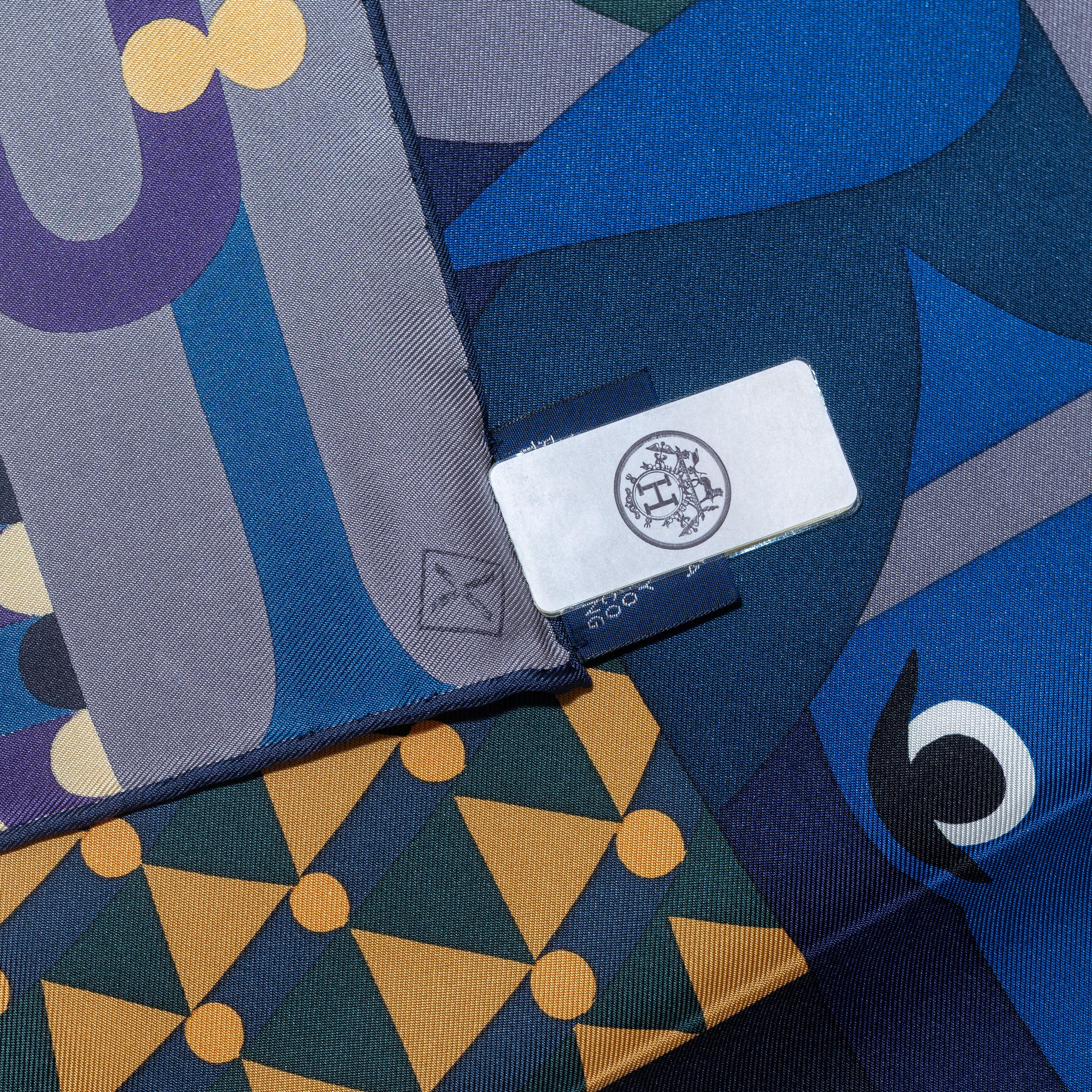 Hermes Scarf Parade en Fanfare – Bleu Nuit – Beige - New Store Tag For Sale 7
