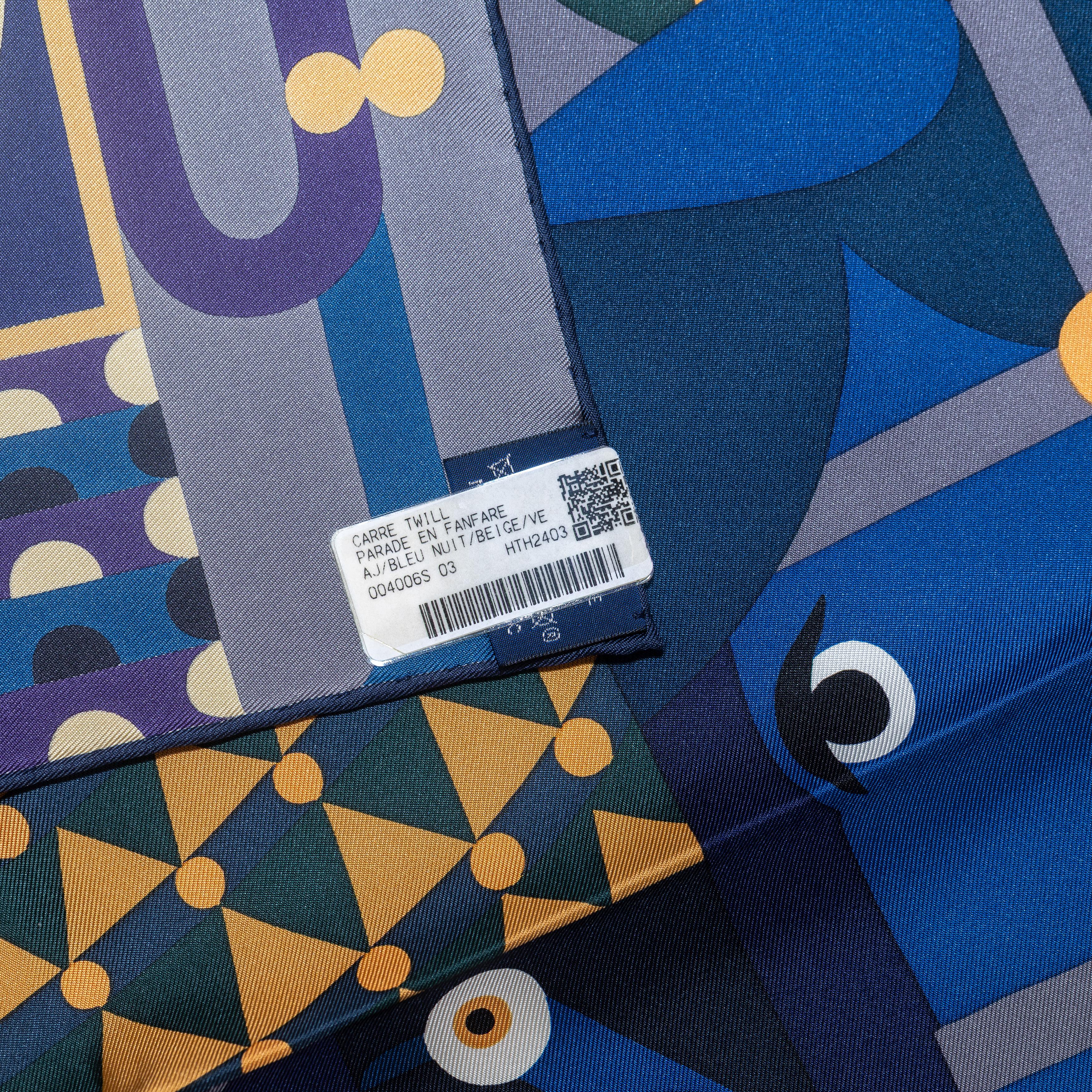 Parade en Fanfare – Bleu Nuit – Beige – NWSTS - 2508161600

Brand: Hermès
Type/Model: Scarf 90 Silk Twill
Name Design: Parade en Fanfare, Parade in Fanfare
Artist: Tong Ren
Size: 90 cm x 90 cm / 35 in x 35 in
Color: Bleu Nuit (Midnight Blue), Beige