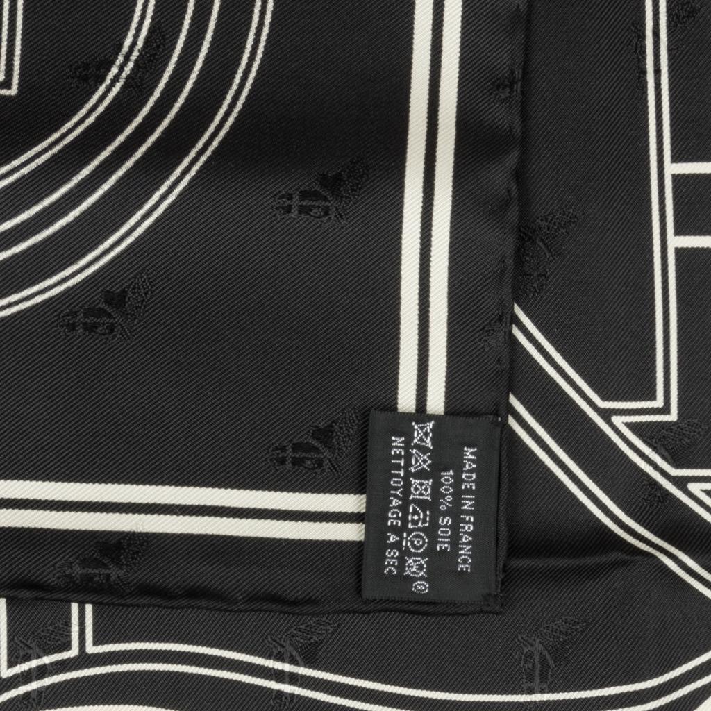Hermes Scarf Quadrige Noir and Creme Silk Twill 70 In New Condition In Miami, FL